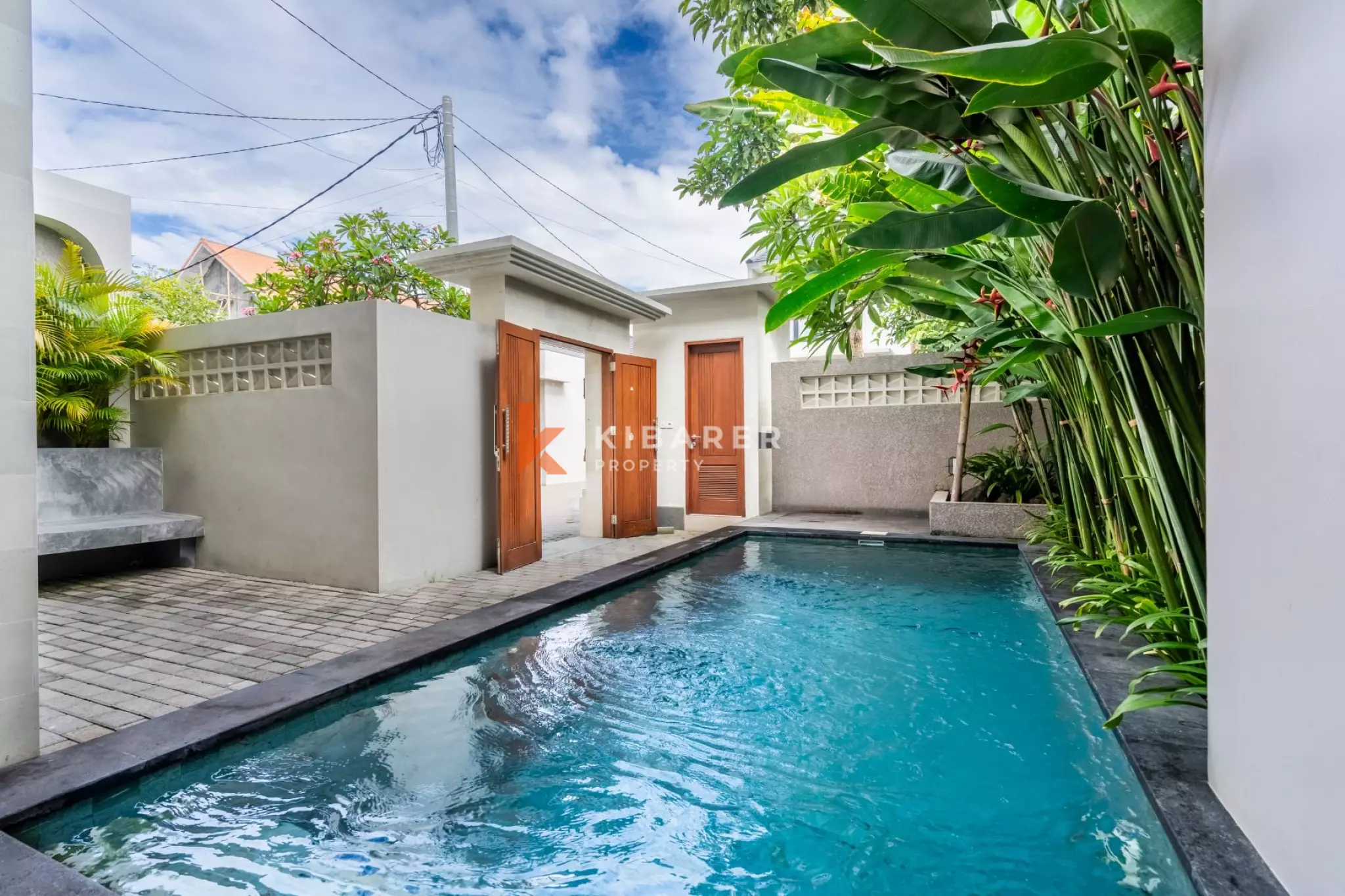 Villa Ramah Keluarga dengan Dua Kamar Tidur di Sanur - Kolam Renang & Ruang Tamu Tertutup