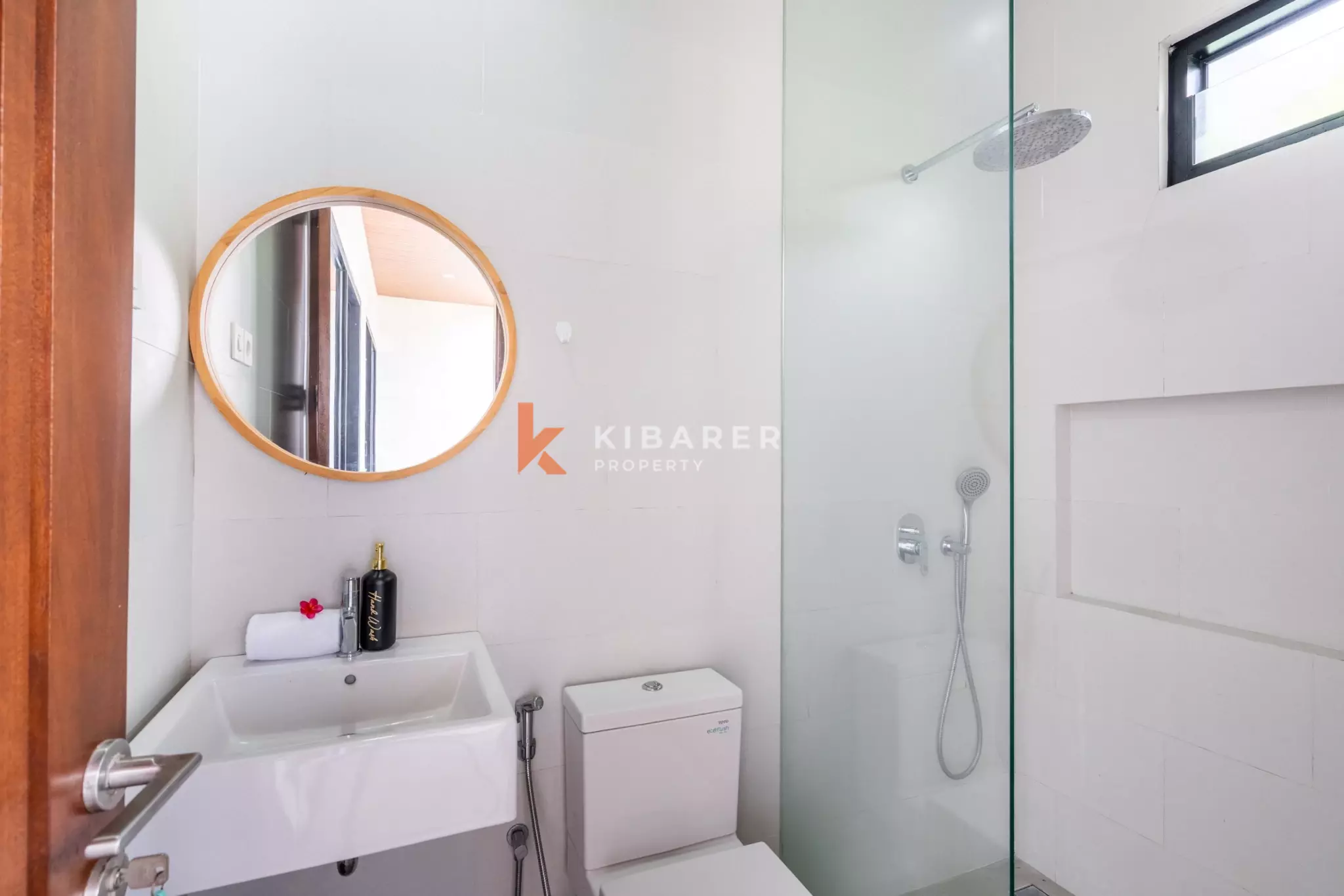 Villa Ramah Keluarga dengan Dua Kamar Tidur di Sanur - Kolam Renang & Ruang Tamu Tertutup