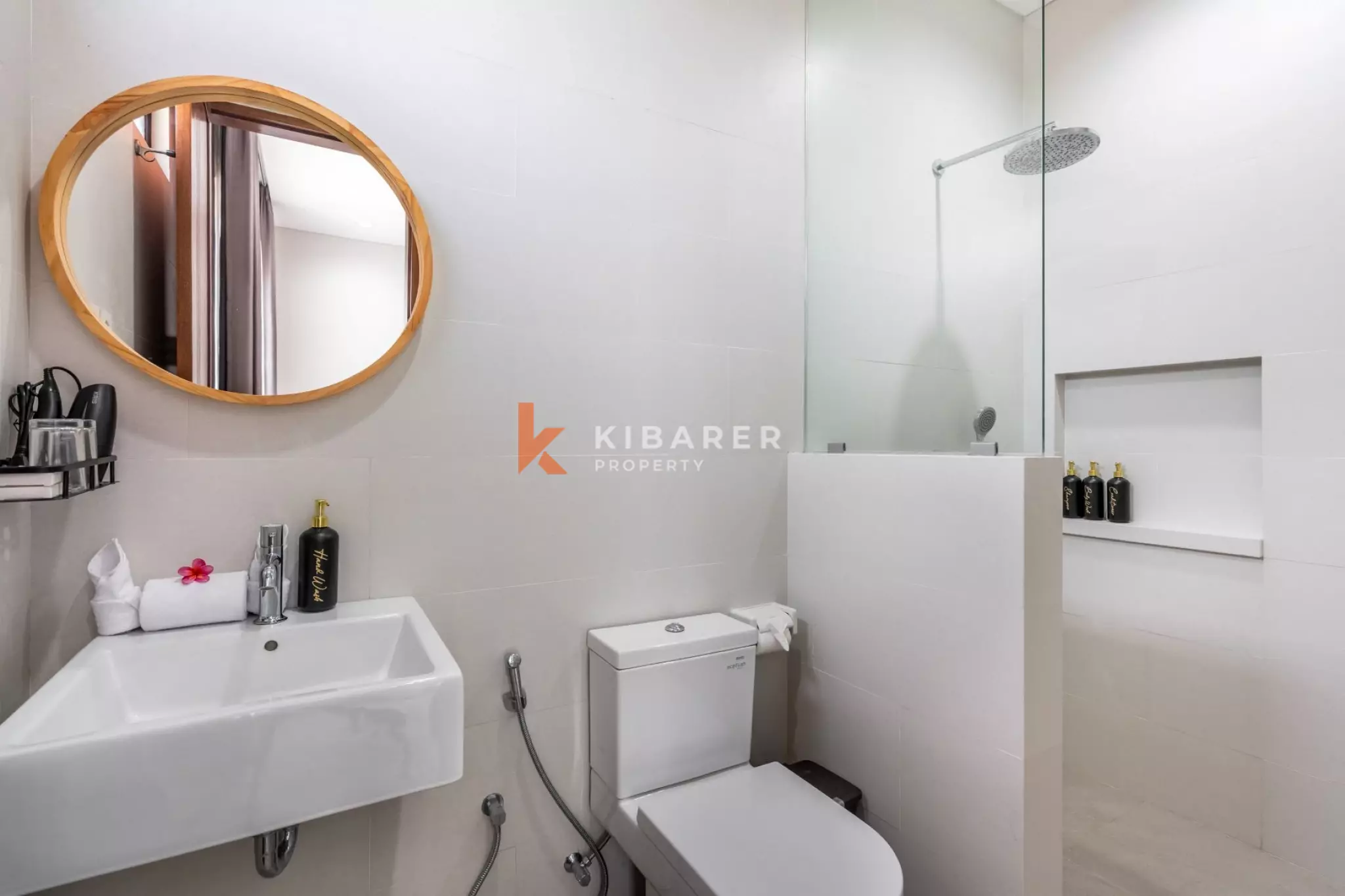 Villa Ramah Keluarga dengan Dua Kamar Tidur di Sanur - Kolam Renang & Ruang Tamu Tertutup