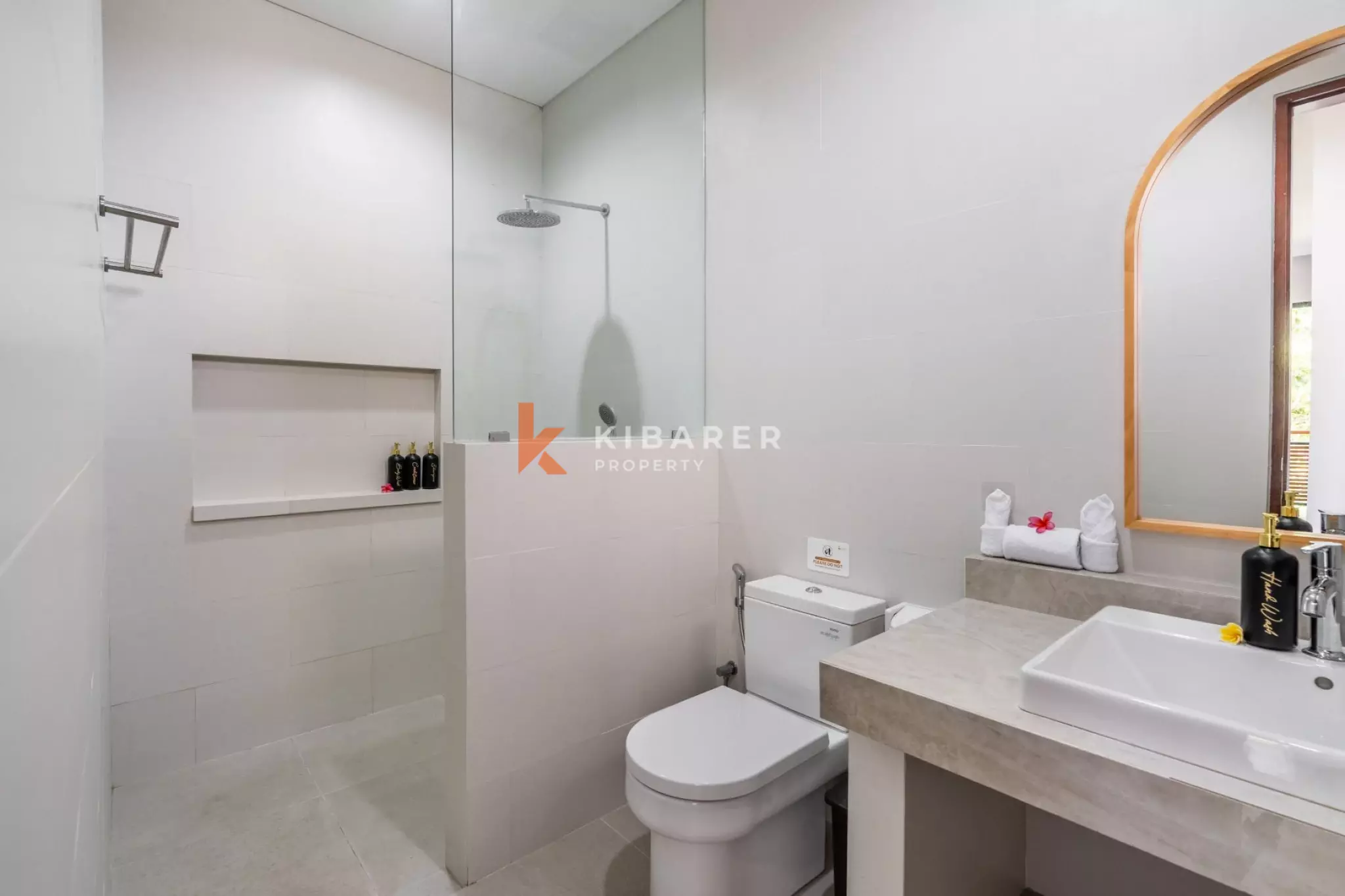 Villa Ramah Keluarga dengan Dua Kamar Tidur di Sanur - Kolam Renang & Ruang Tamu Tertutup