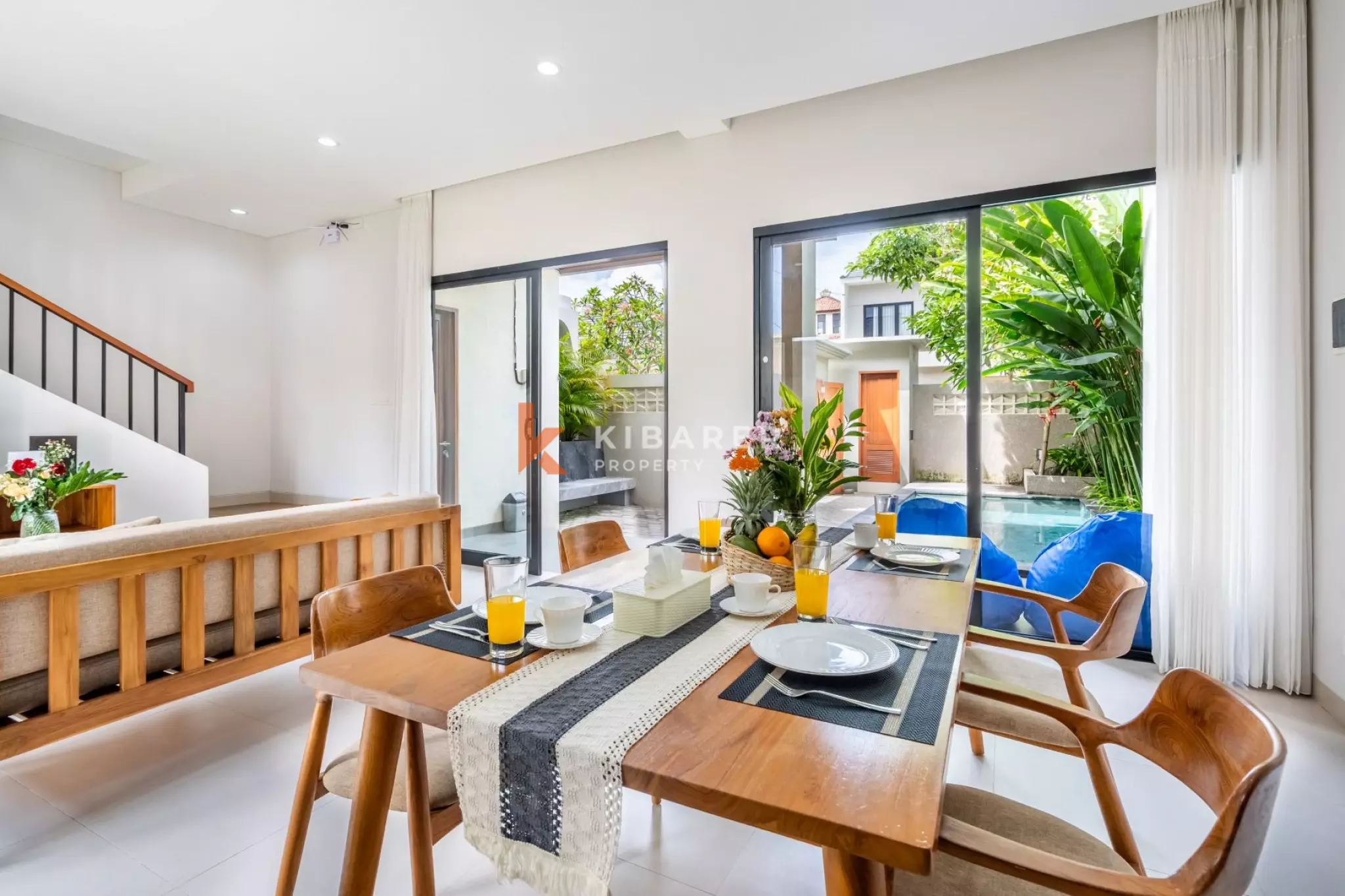 Villa Ramah Keluarga dengan Dua Kamar Tidur di Sanur - Kolam Renang & Ruang Tamu Tertutup