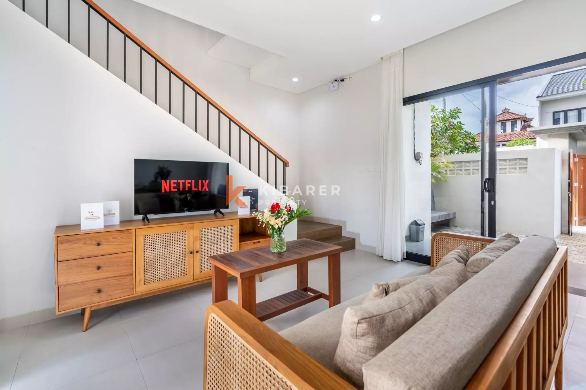 Villa Ramah Keluarga dengan Dua Kamar Tidur di Sanur - Kolam Renang & Ruang Tamu Tertutup