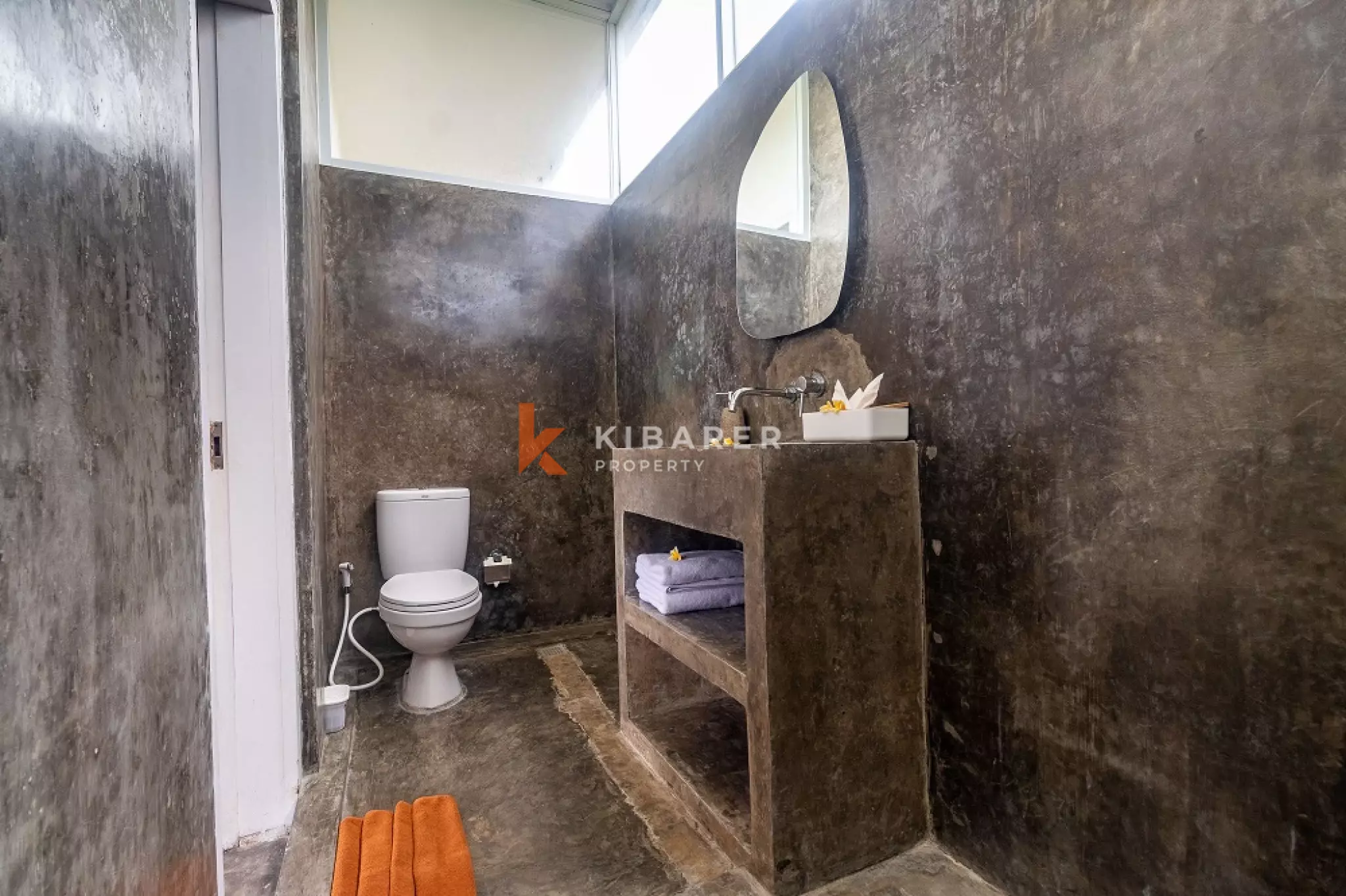 Villa meublée de trois chambres, idéale pour se détendre, située dans la région de Canggu.