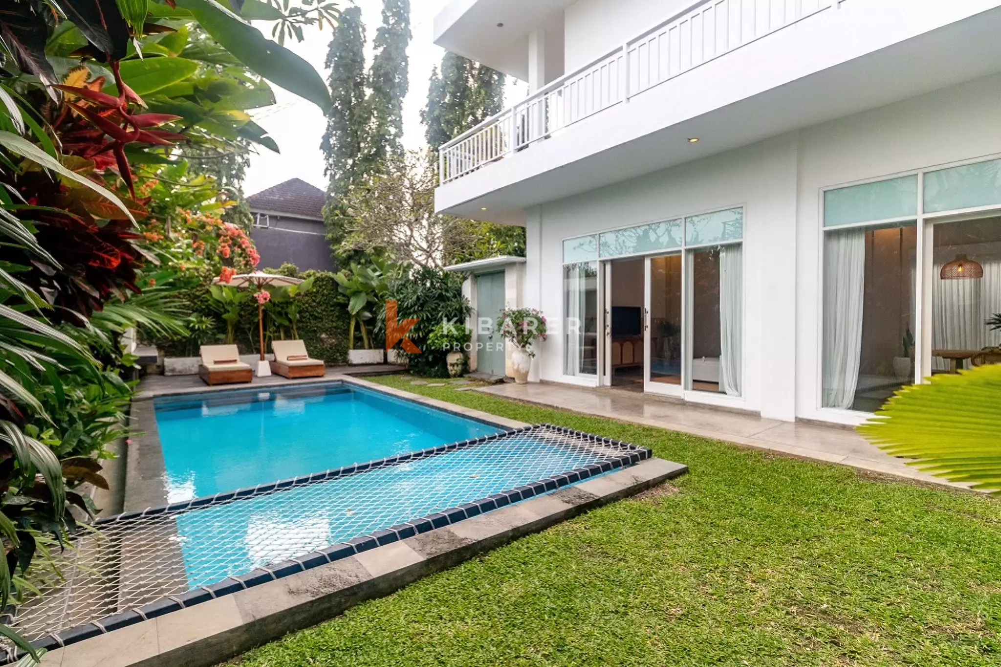 Villa meublée de trois chambres, idéale pour se détendre, située dans la région de Canggu.