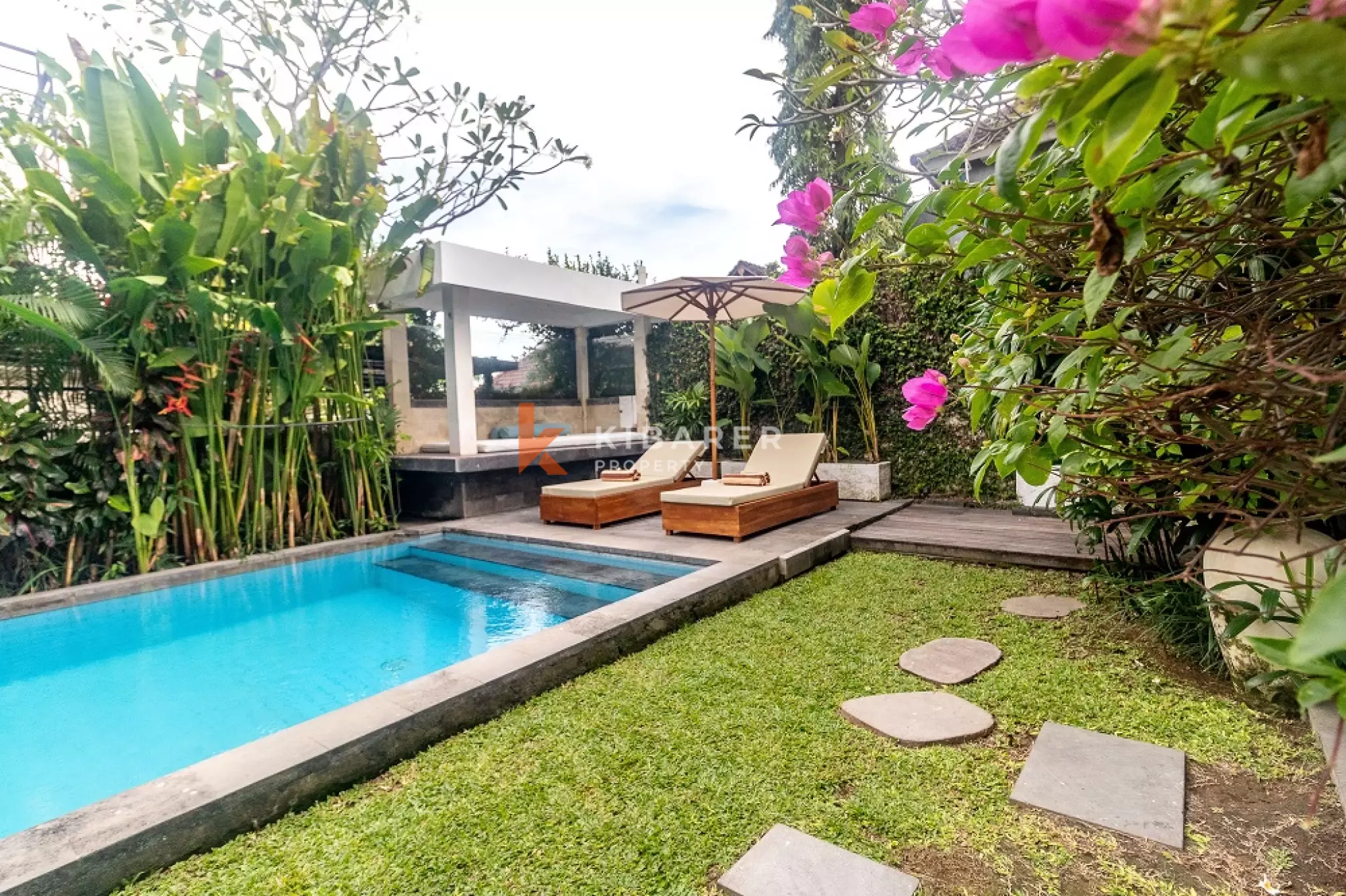 Villa meublée de trois chambres, idéale pour se détendre, située dans la région de Canggu.
