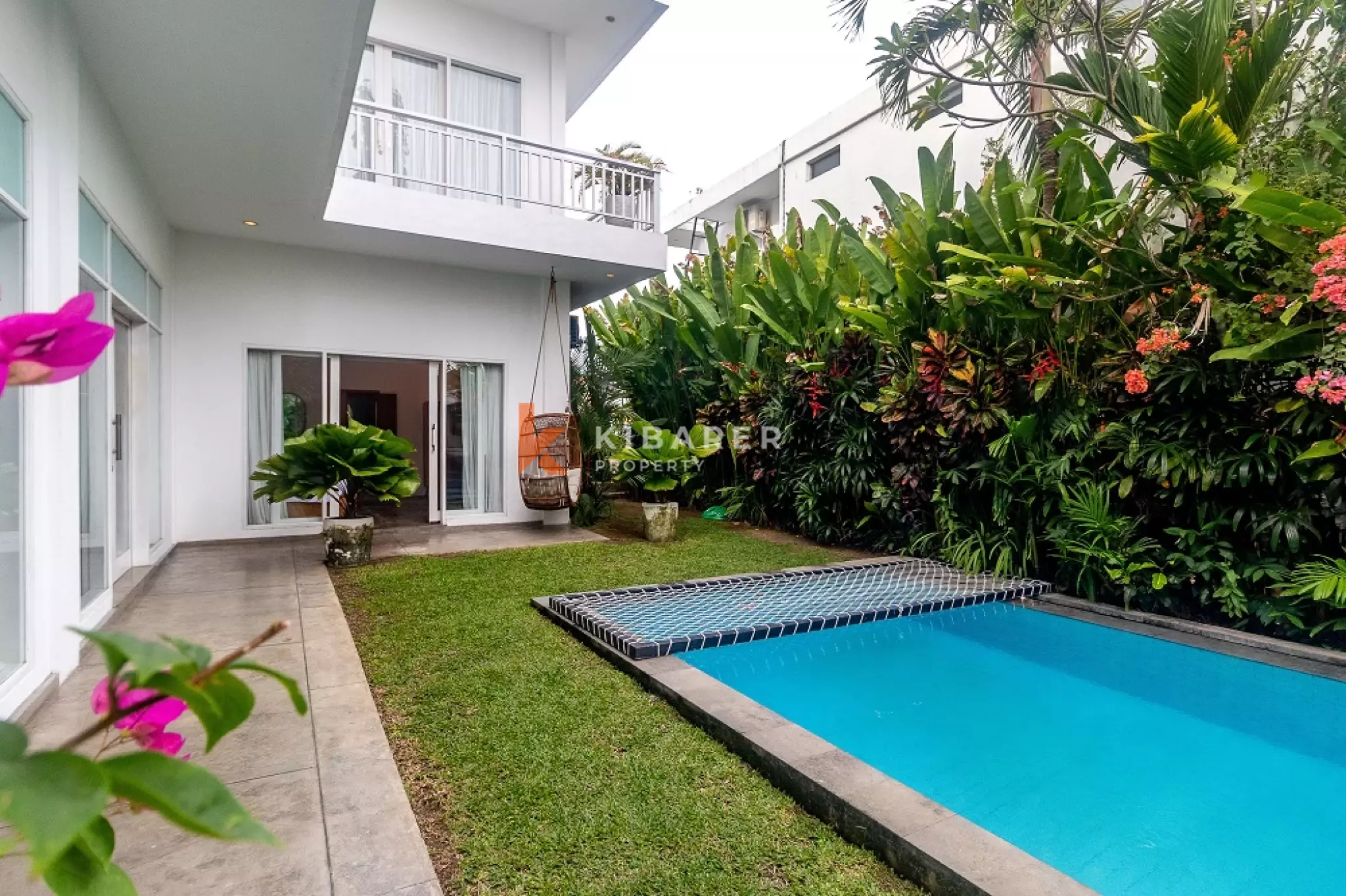 Villa meublée de trois chambres, idéale pour se détendre, située dans la région de Canggu.