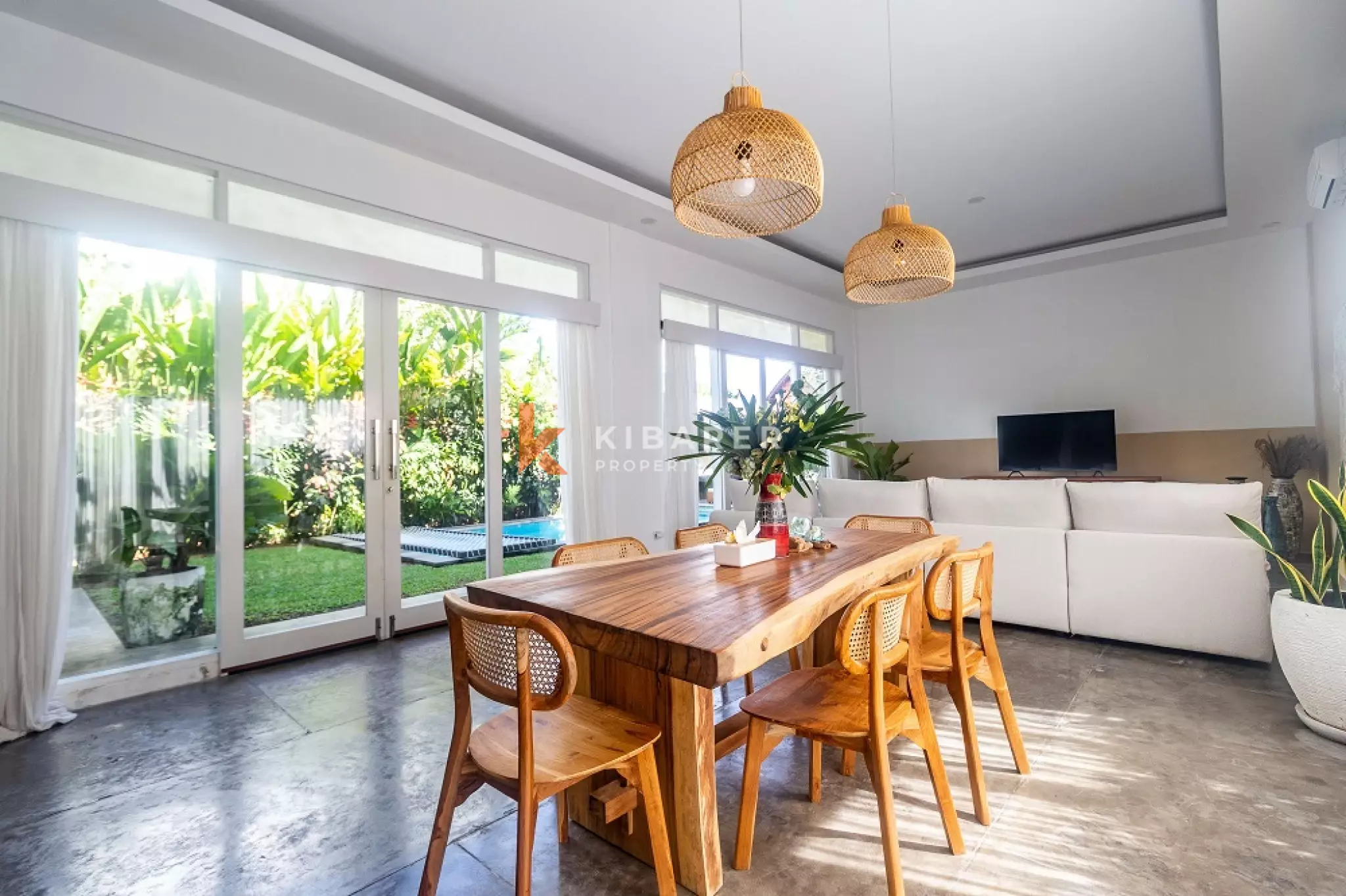 Villa meublée de trois chambres, idéale pour se détendre, située dans la région de Canggu.