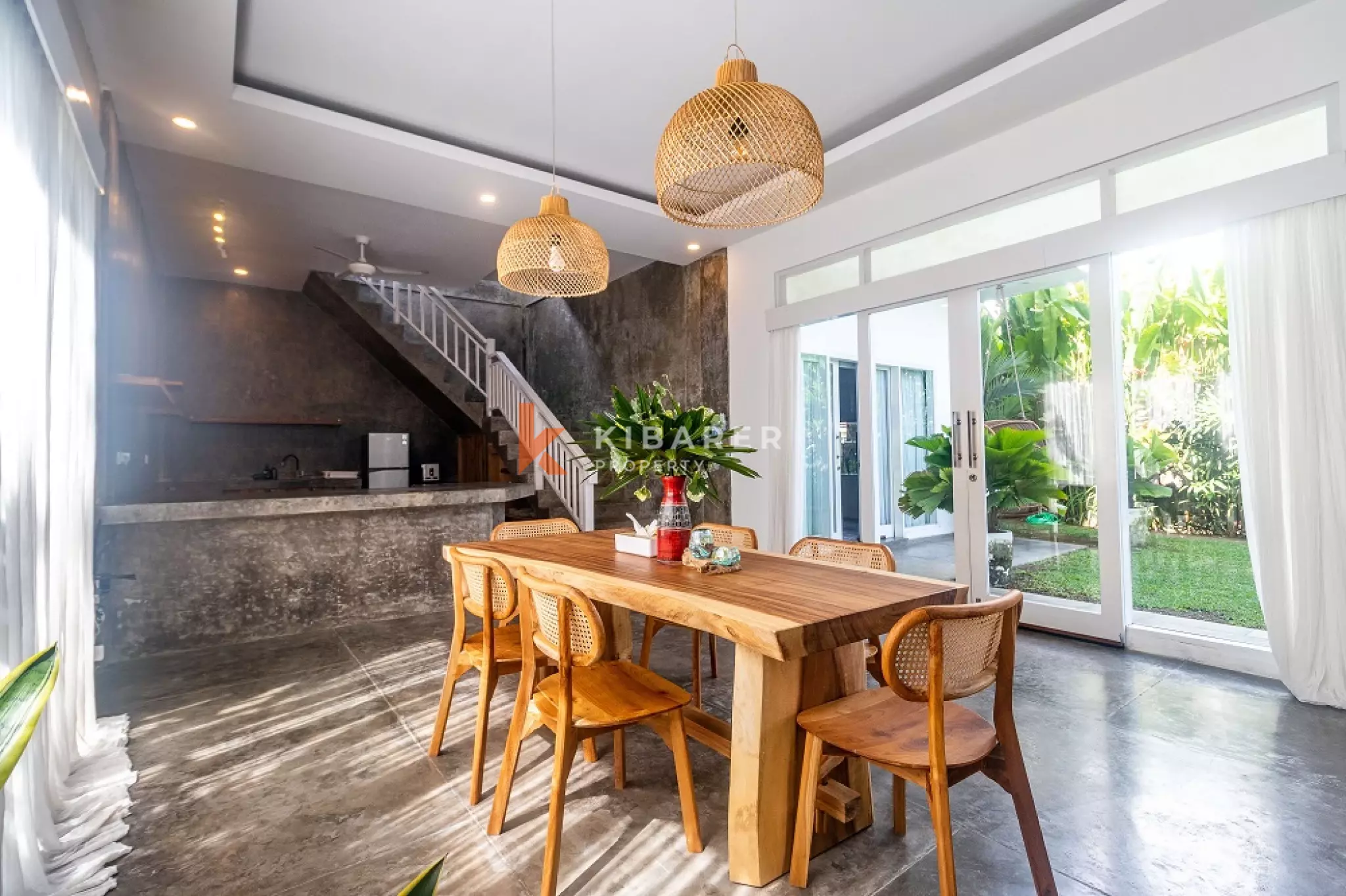 Villa meublée de trois chambres, idéale pour se détendre, située dans la région de Canggu.