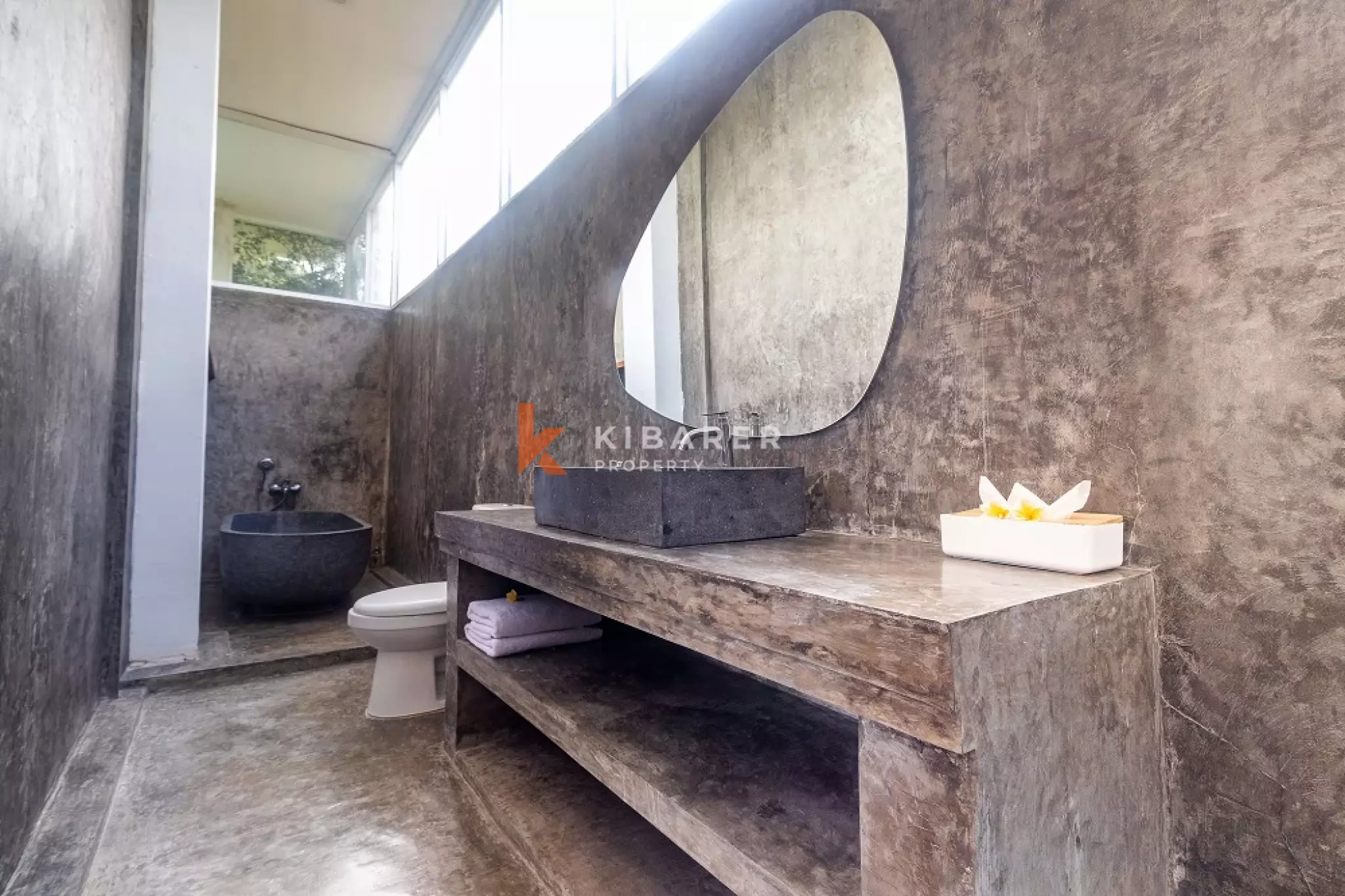 Villa meublée de trois chambres, idéale pour se détendre, située dans la région de Canggu.