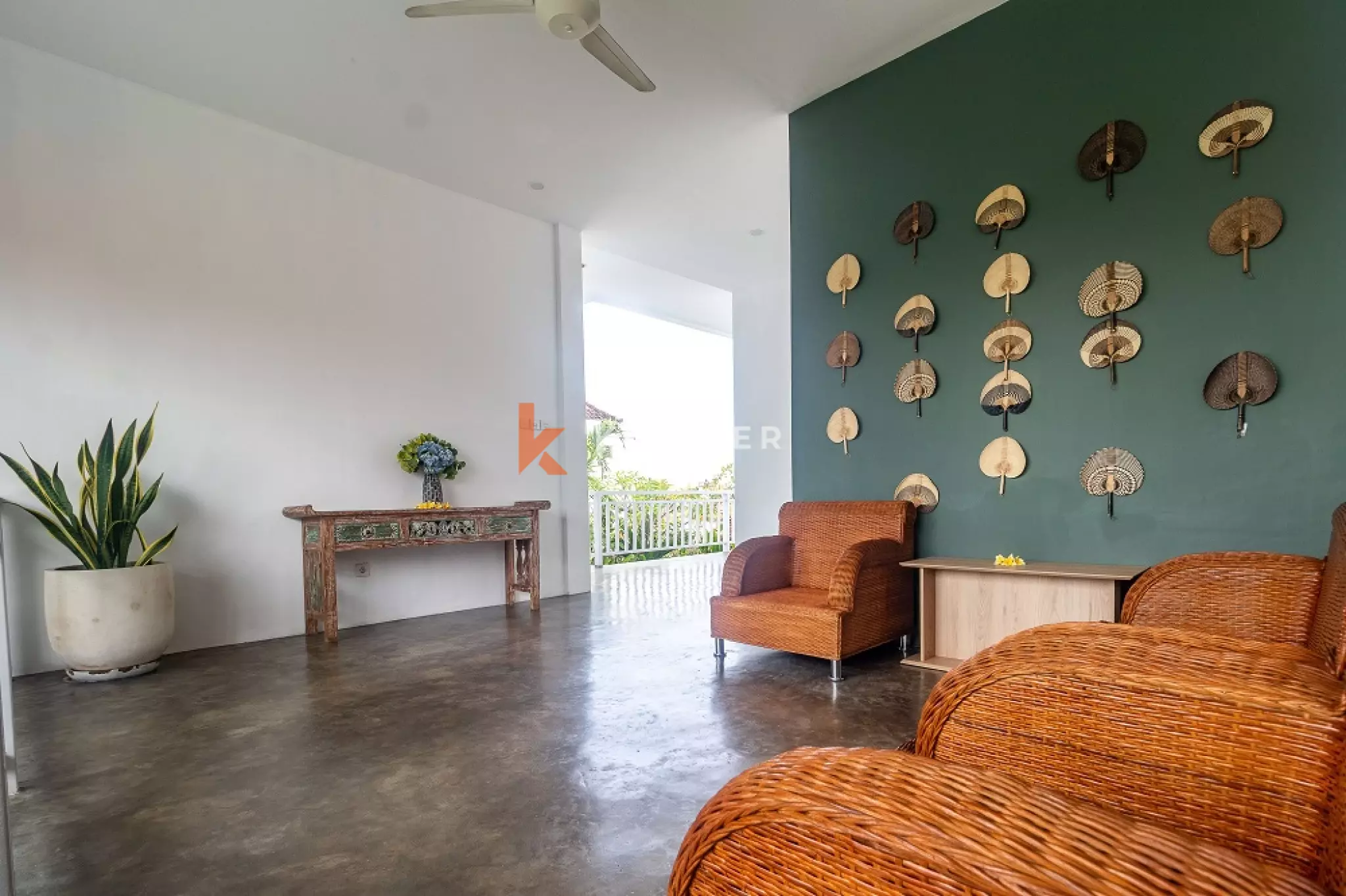 Villa meublée de trois chambres, idéale pour se détendre, située dans la région de Canggu.