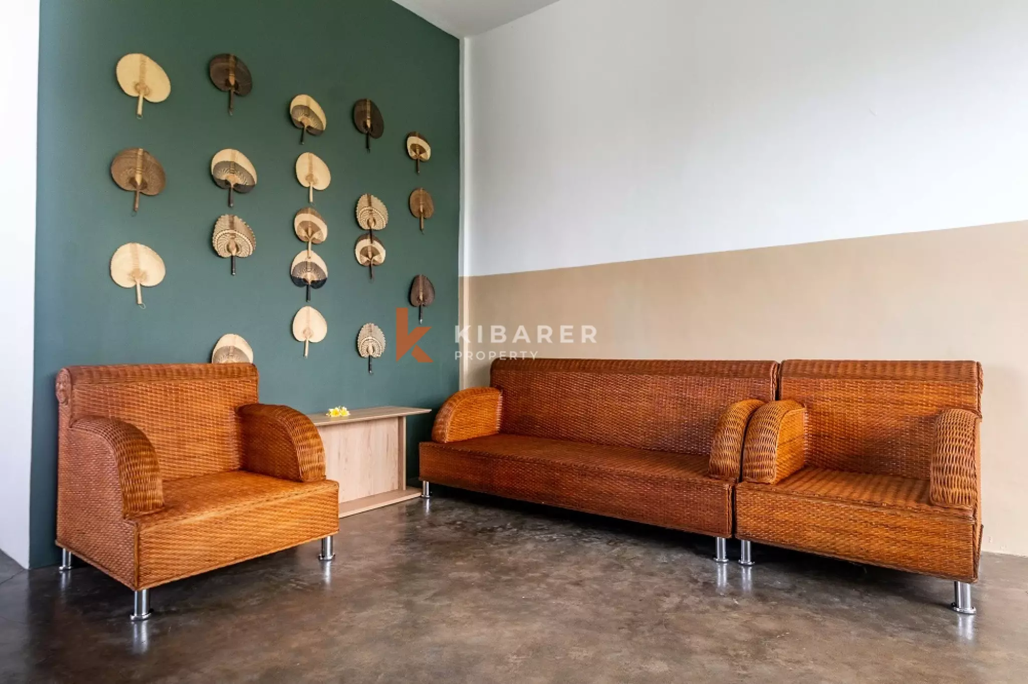 Villa meublée de trois chambres, idéale pour se détendre, située dans la région de Canggu.