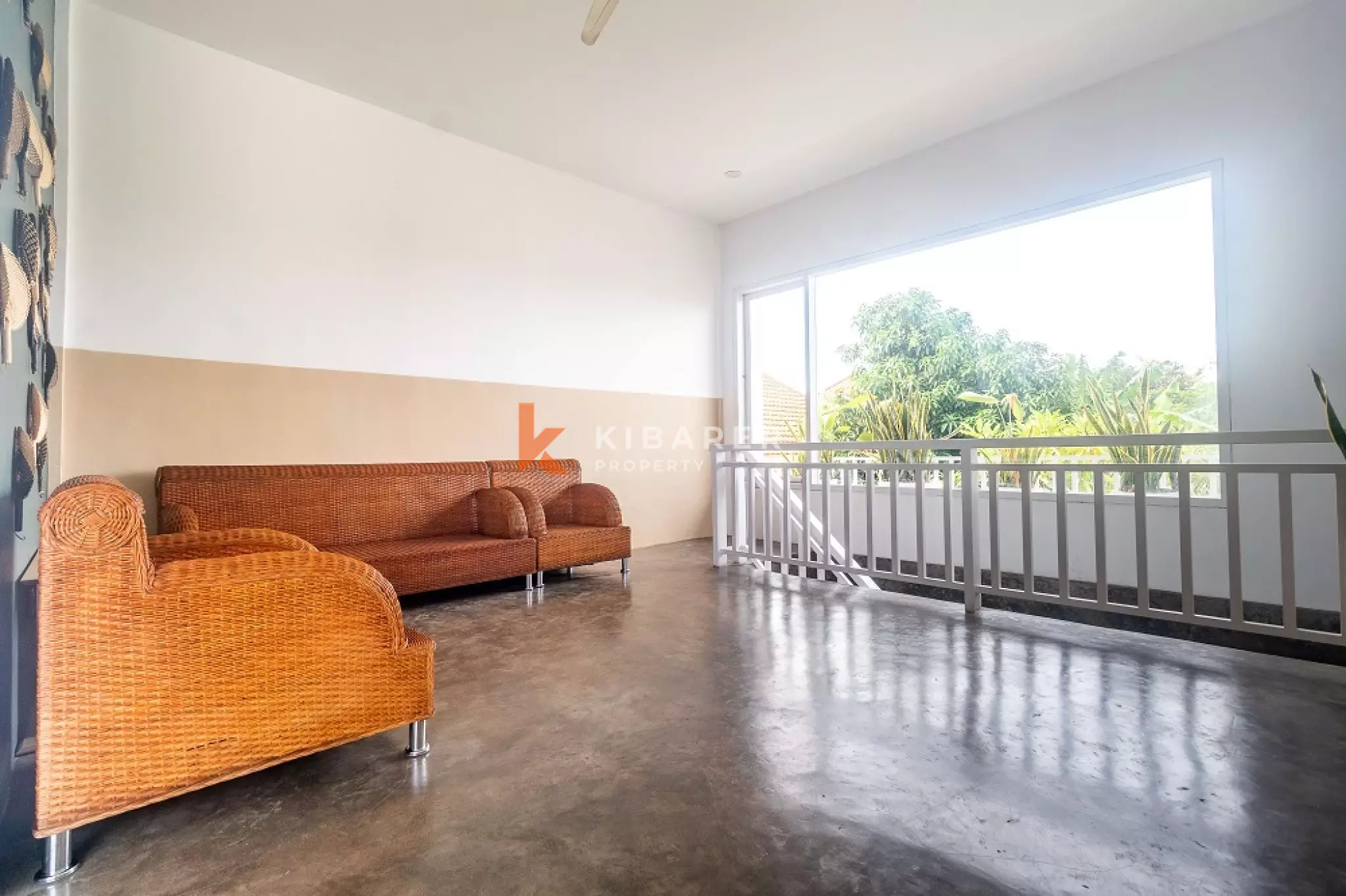 Villa meublée de trois chambres, idéale pour se détendre, située dans la région de Canggu.