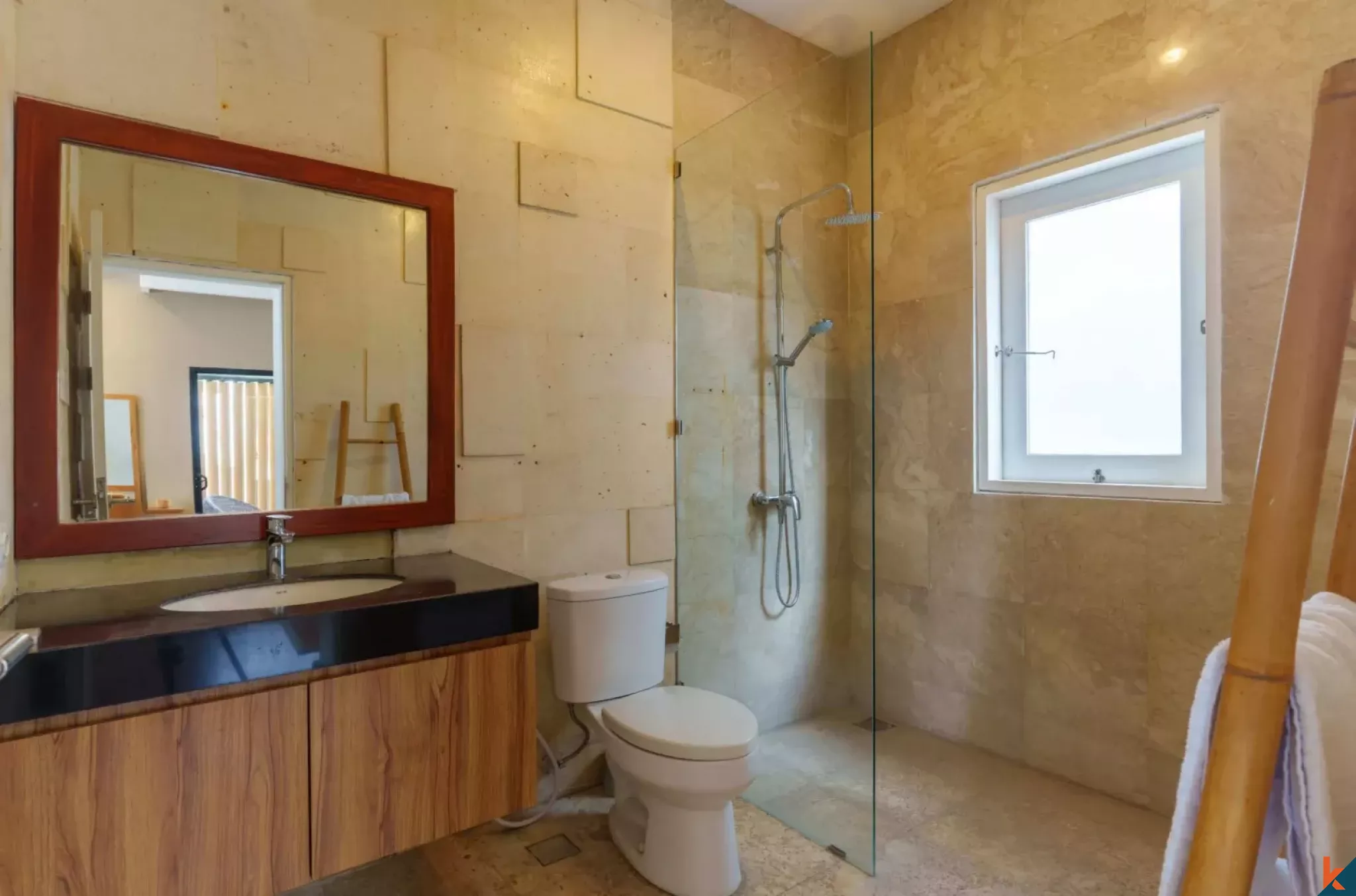 Villa menawan dengan tiga kamar tidur dan hak milik dijual di Canggu