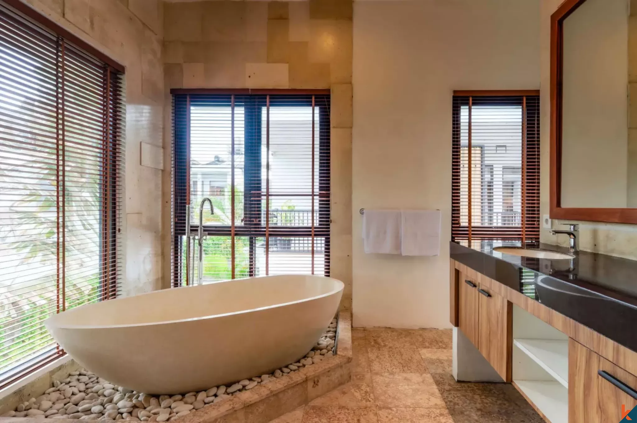 Villa menawan dengan tiga kamar tidur dan hak milik dijual di Canggu