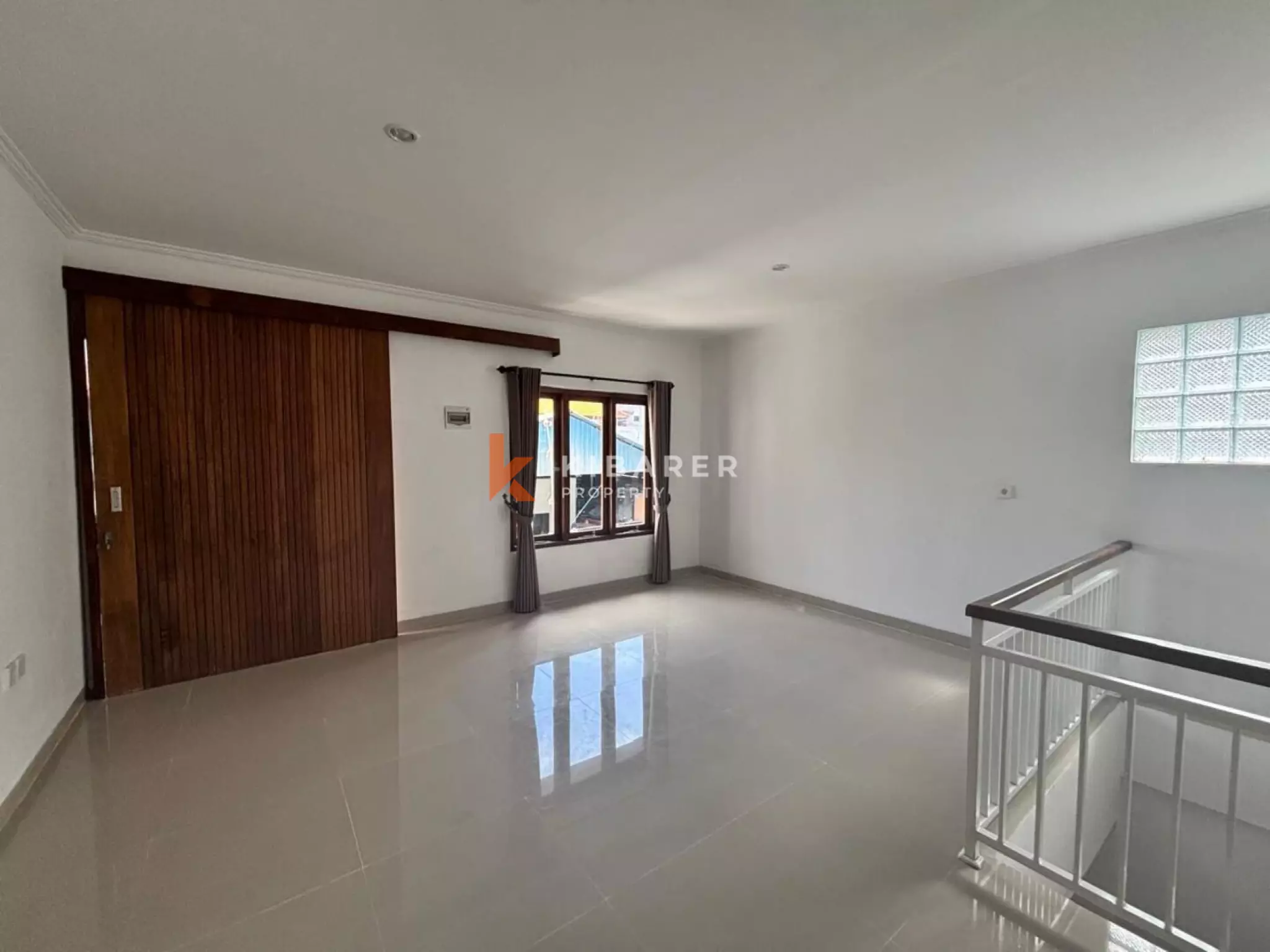 Rumah Tiga Kamar Tidur Tanpa Perabot dengan Ruang Keluarga Tertutup yang Terjangkau di Legian