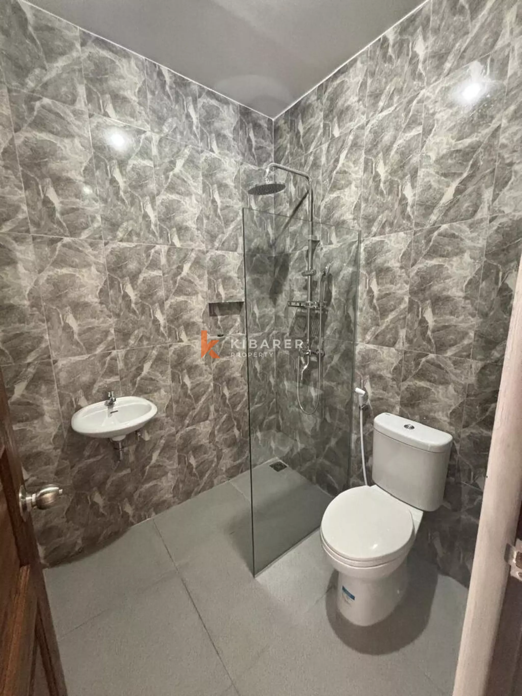 Rumah Tiga Kamar Tidur Tanpa Perabot dengan Ruang Keluarga Tertutup yang Terjangkau di Legian