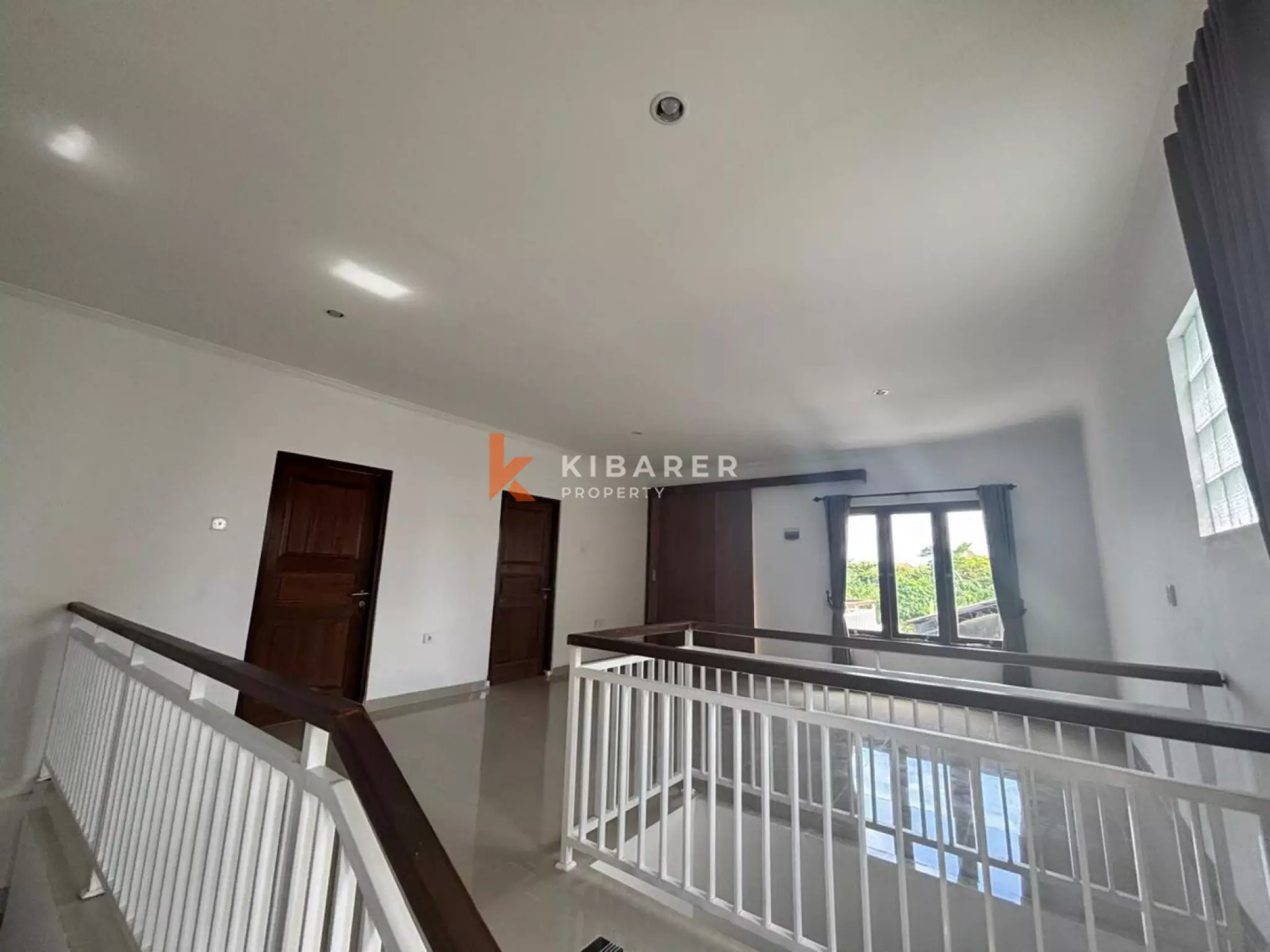 Rumah Tiga Kamar Tidur Tanpa Perabot dengan Ruang Keluarga Tertutup yang Terjangkau di Legian