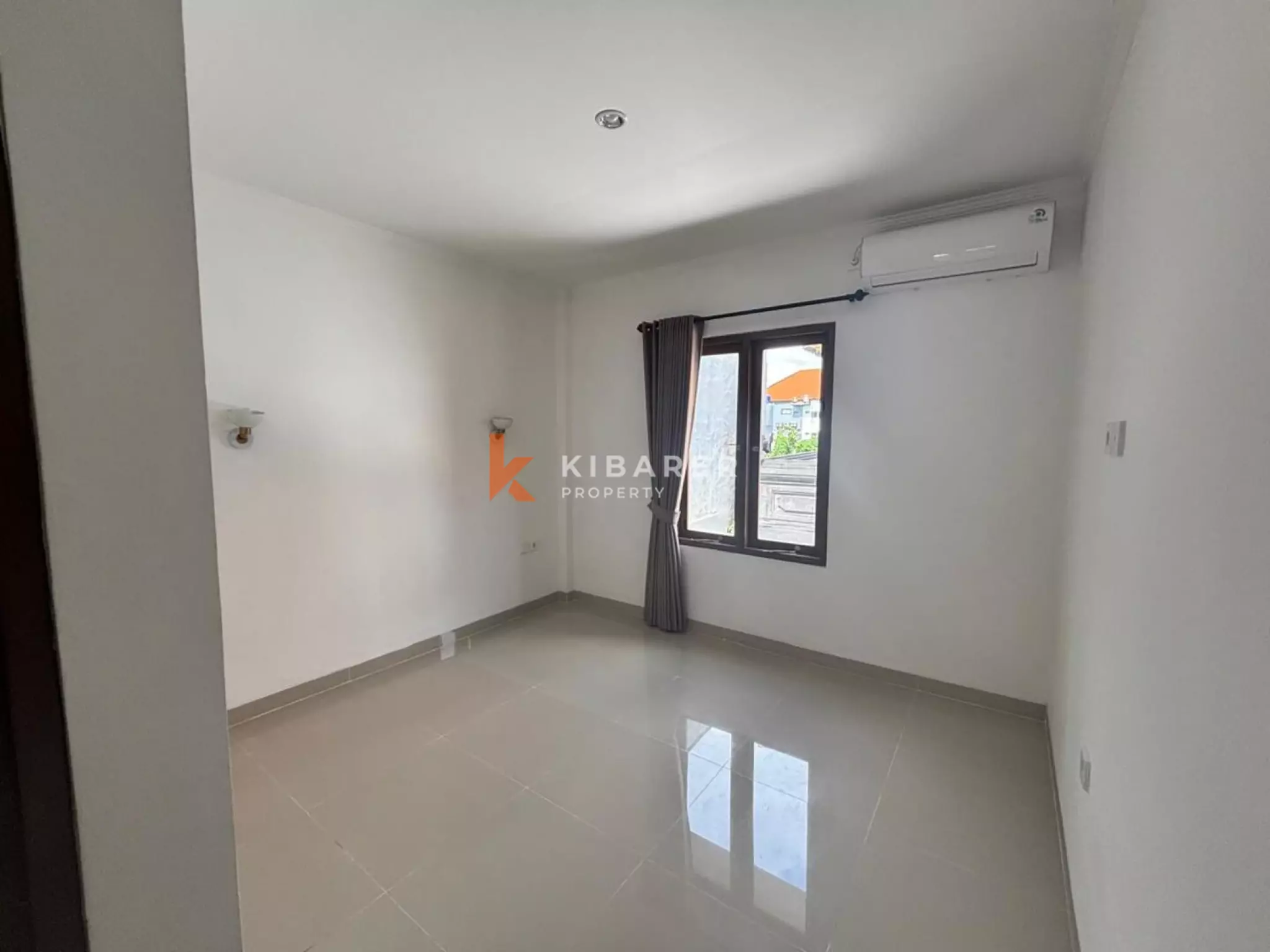 Rumah Tiga Kamar Tidur Tanpa Perabot dengan Ruang Keluarga Tertutup yang Terjangkau di Legian