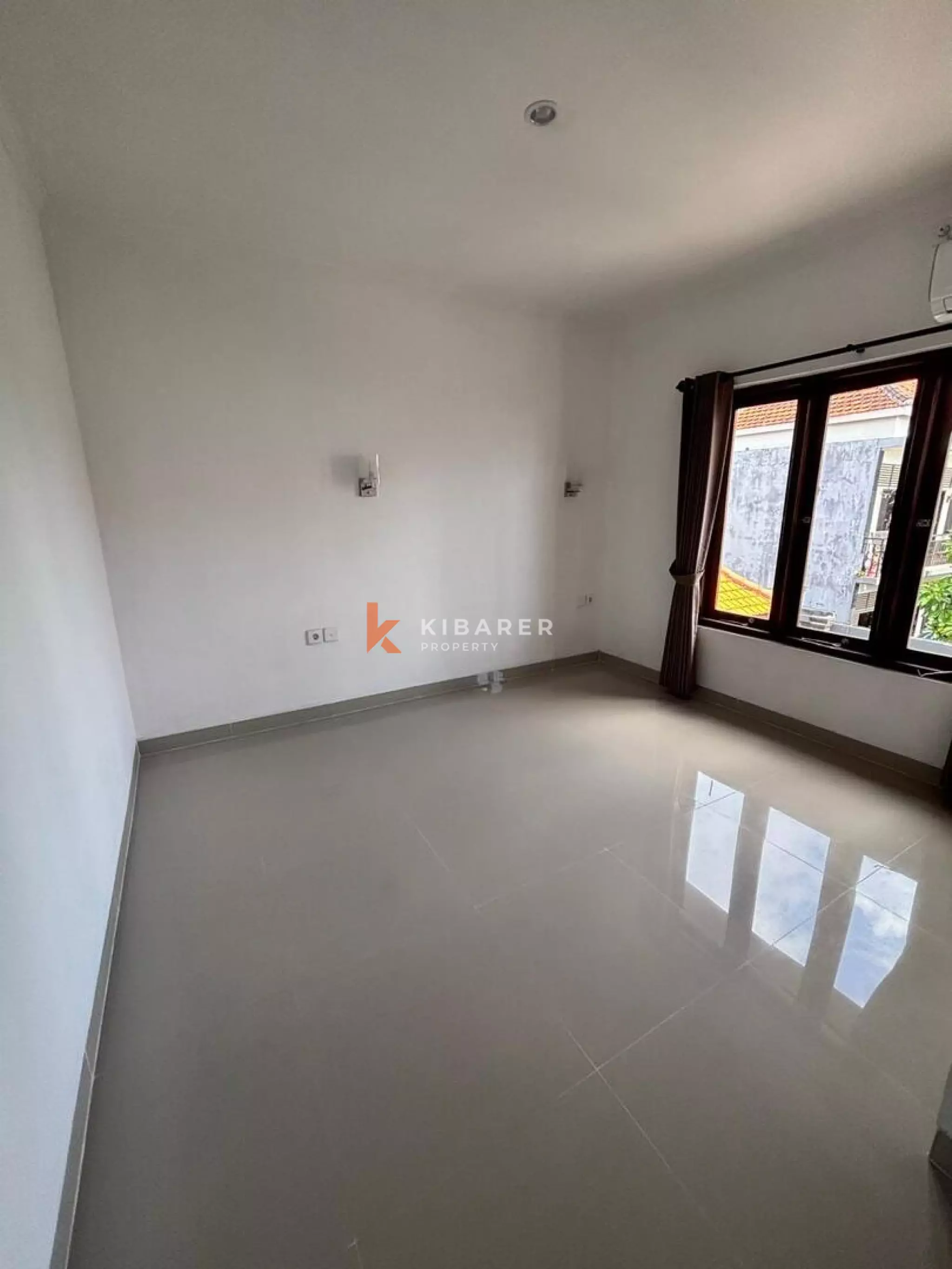 Rumah Tiga Kamar Tidur Tanpa Perabot dengan Ruang Keluarga Tertutup yang Terjangkau di Legian