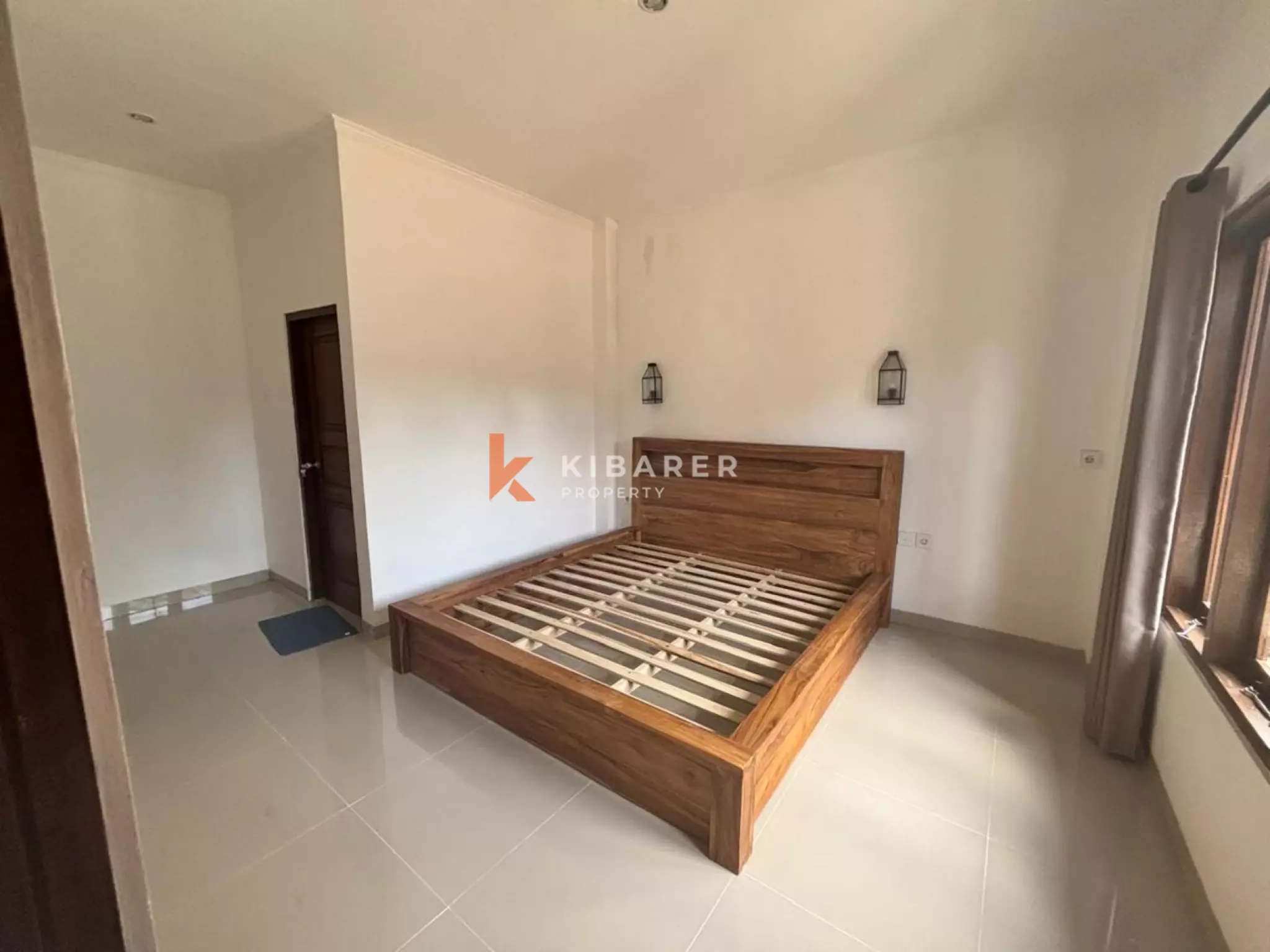 Rumah Tiga Kamar Tidur Tanpa Perabot dengan Ruang Keluarga Tertutup yang Terjangkau di Legian