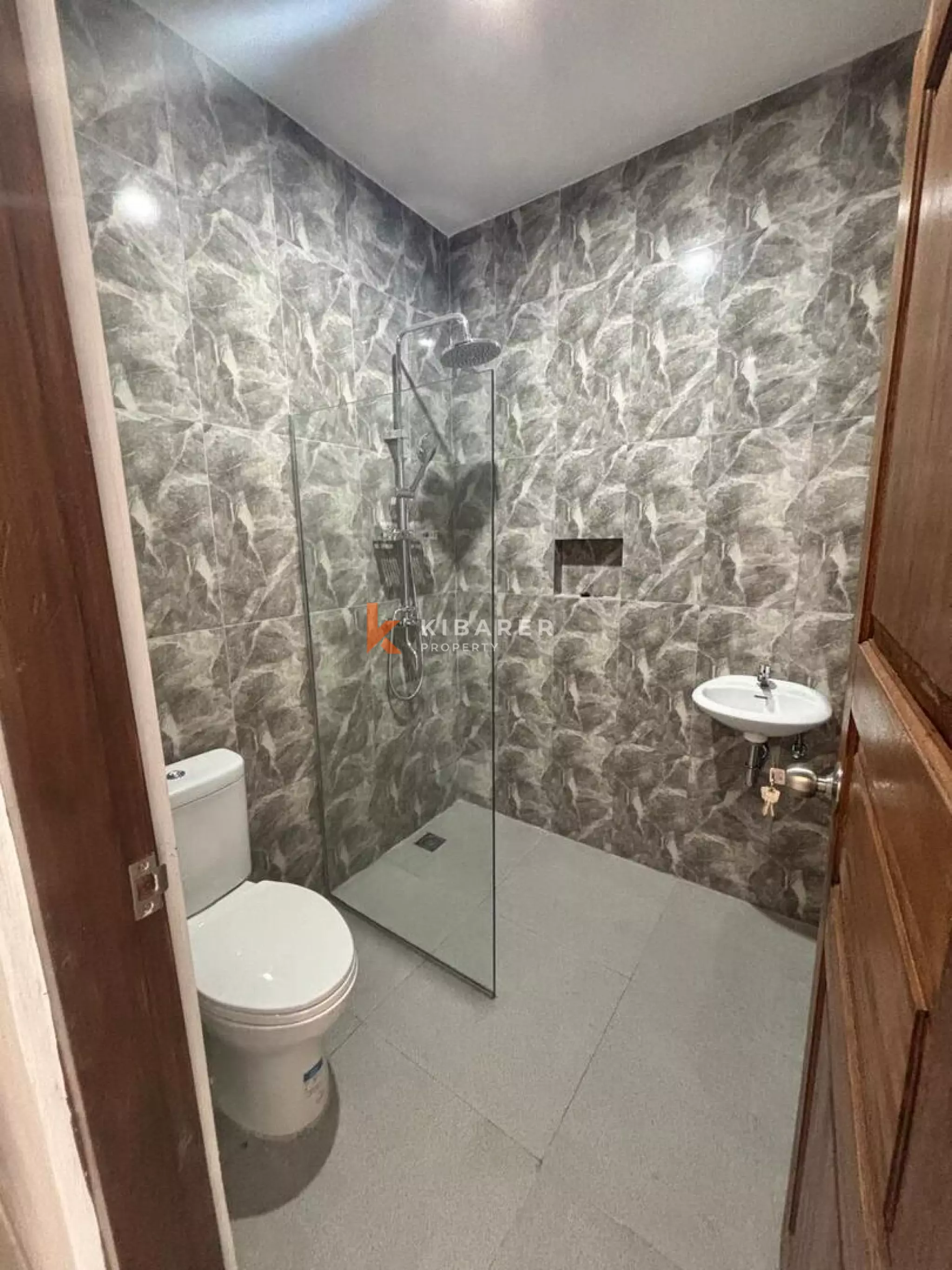 Rumah Tiga Kamar Tidur Tanpa Perabot dengan Ruang Keluarga Tertutup yang Terjangkau di Legian