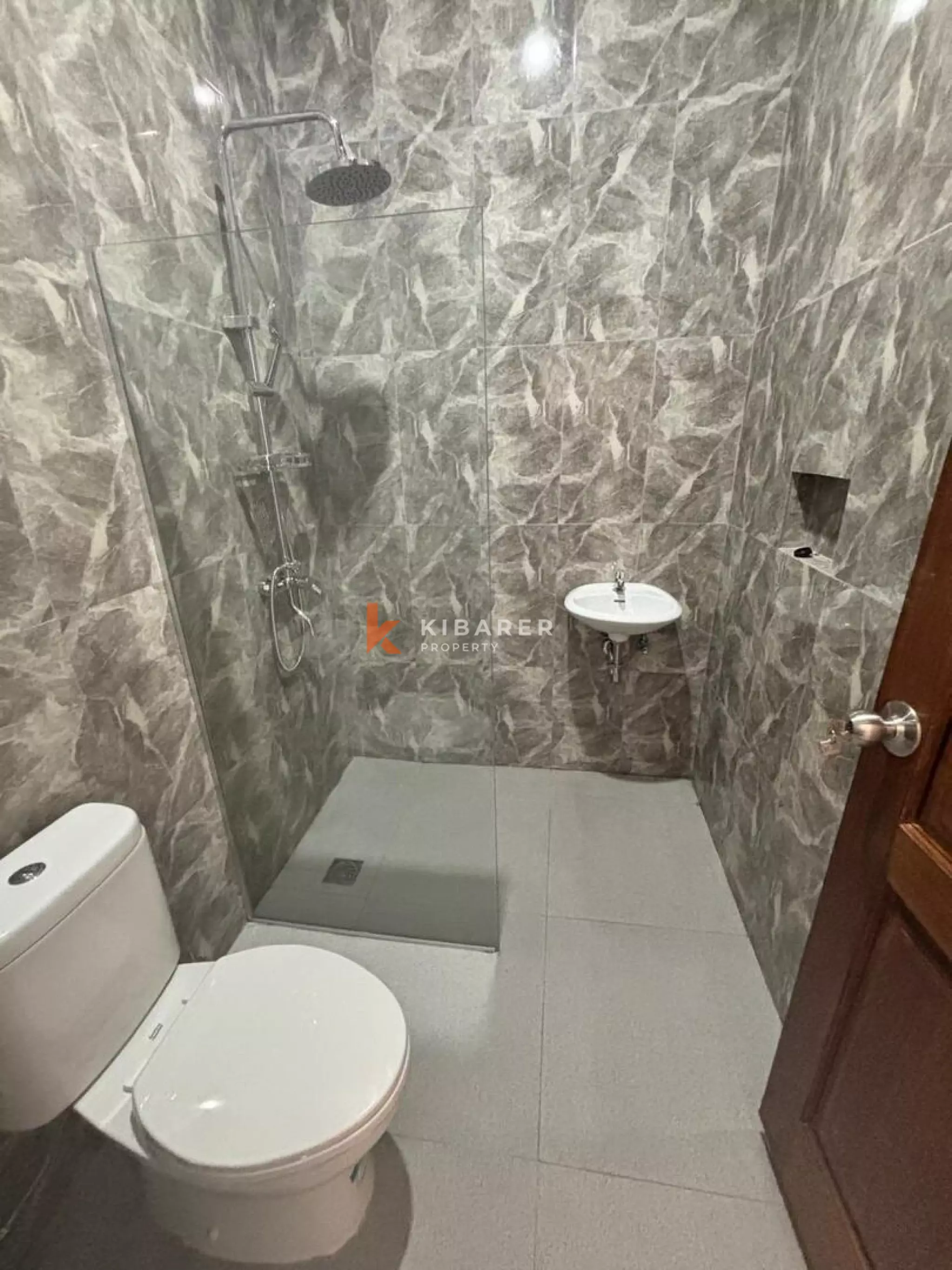 Rumah Tiga Kamar Tidur Tanpa Perabot dengan Ruang Keluarga Tertutup yang Terjangkau di Legian