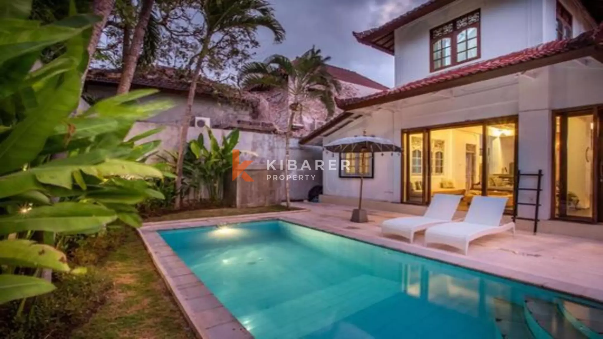 Villa Bali Tiga Kamar Tidur dengan Ruang Tamu Tertutup yang Menakjubkan di Seminyak