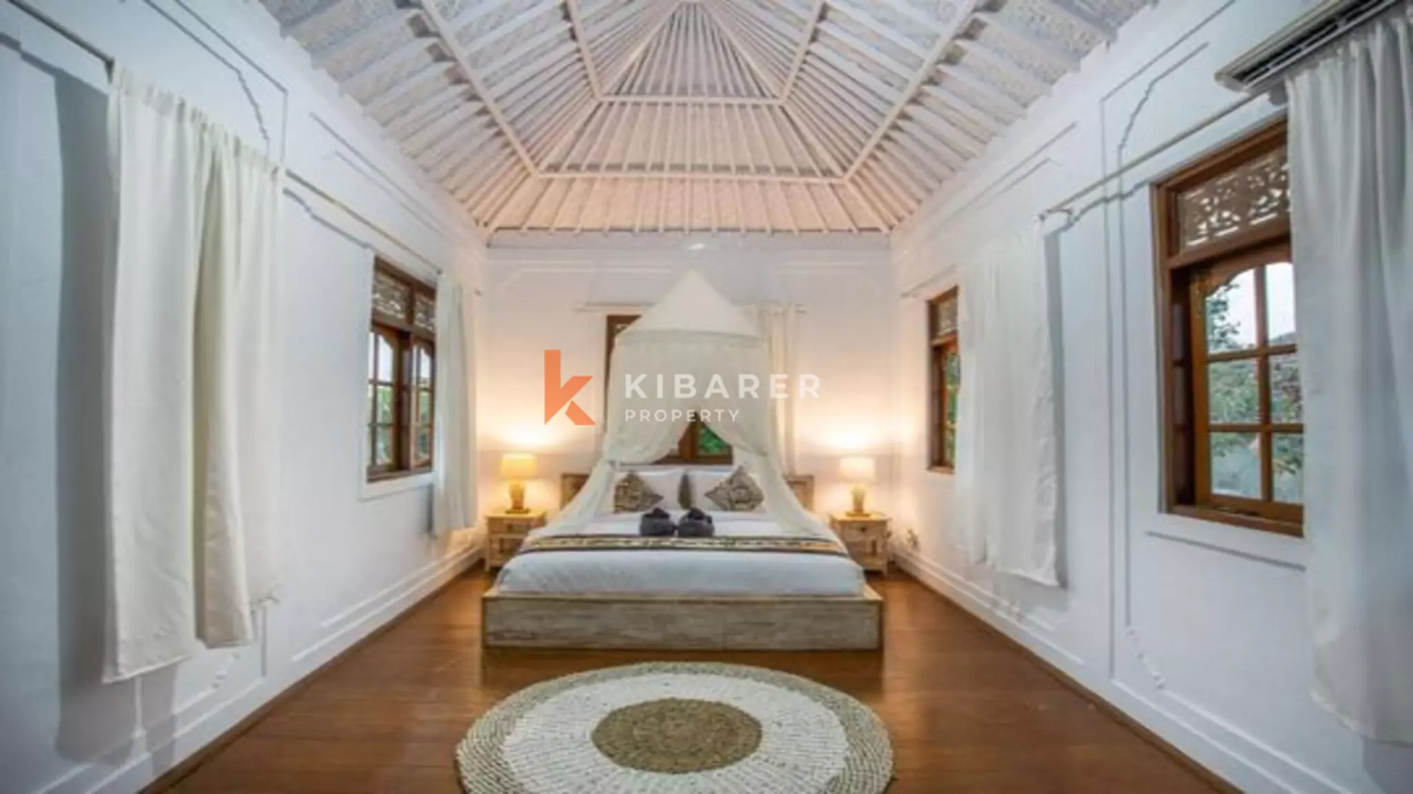 Villa Bali Tiga Kamar Tidur dengan Ruang Tamu Tertutup yang Menakjubkan di Seminyak