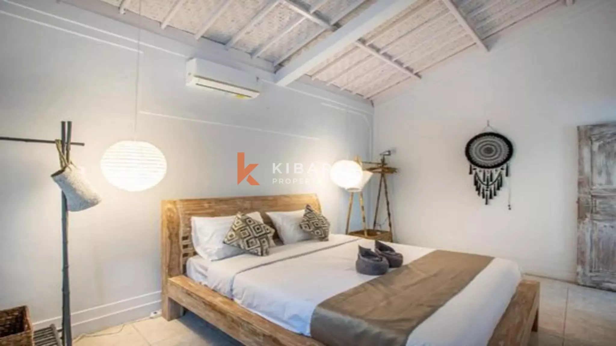 Villa Bali Tiga Kamar Tidur dengan Ruang Tamu Tertutup yang Menakjubkan di Seminyak