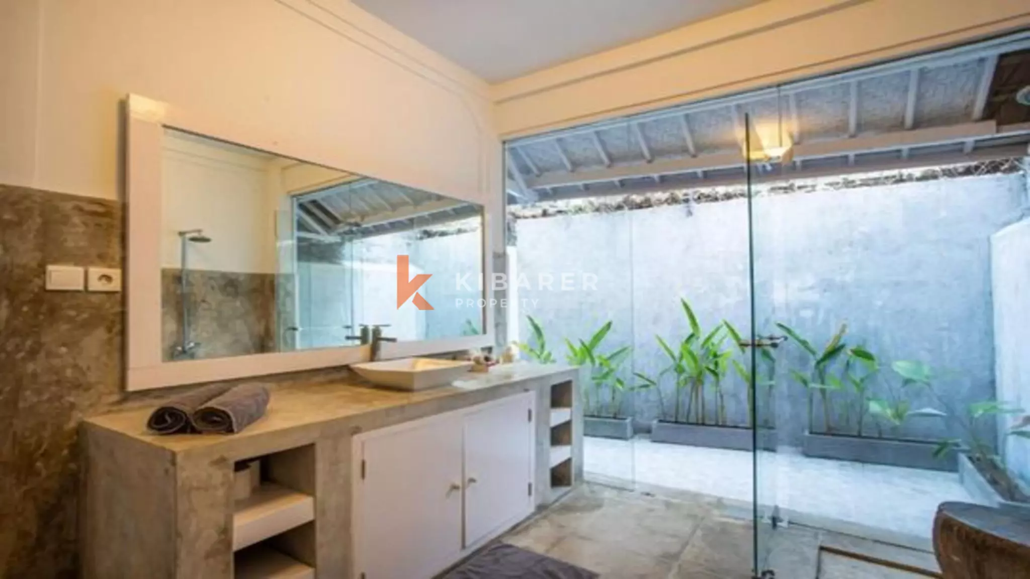 Villa Bali Tiga Kamar Tidur dengan Ruang Tamu Tertutup yang Menakjubkan di Seminyak