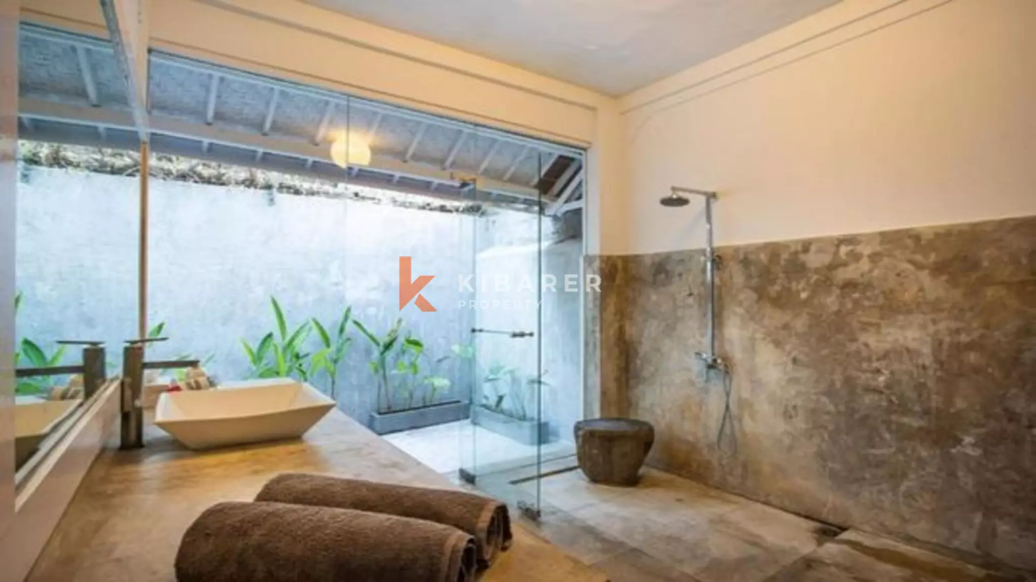 Villa Bali Tiga Kamar Tidur dengan Ruang Tamu Tertutup yang Menakjubkan di Seminyak