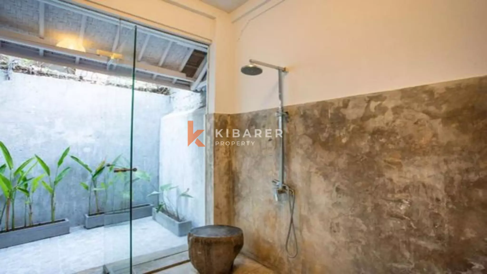 Villa Bali Tiga Kamar Tidur dengan Ruang Tamu Tertutup yang Menakjubkan di Seminyak