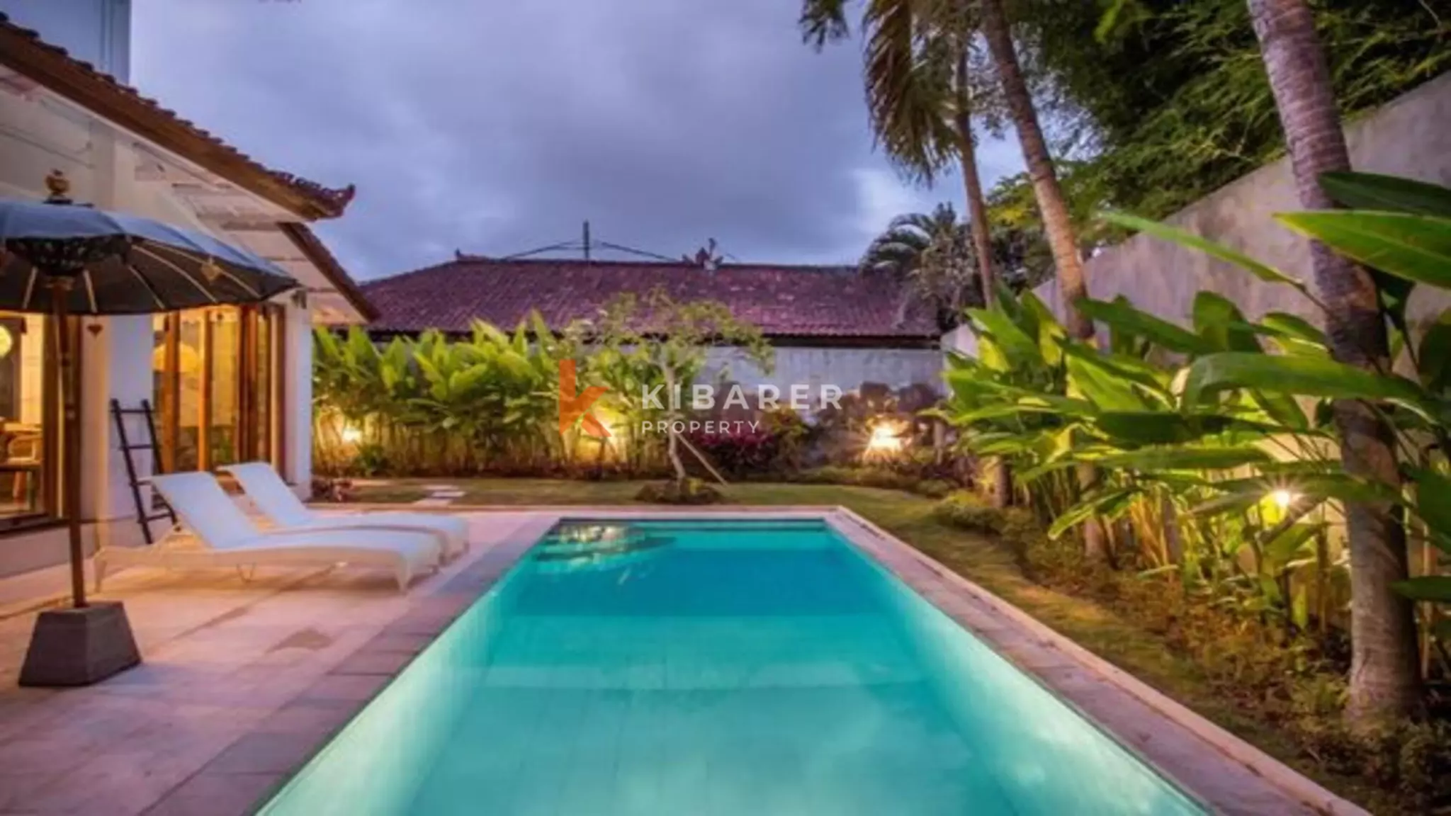 Villa Bali Tiga Kamar Tidur dengan Ruang Tamu Tertutup yang Menakjubkan di Seminyak