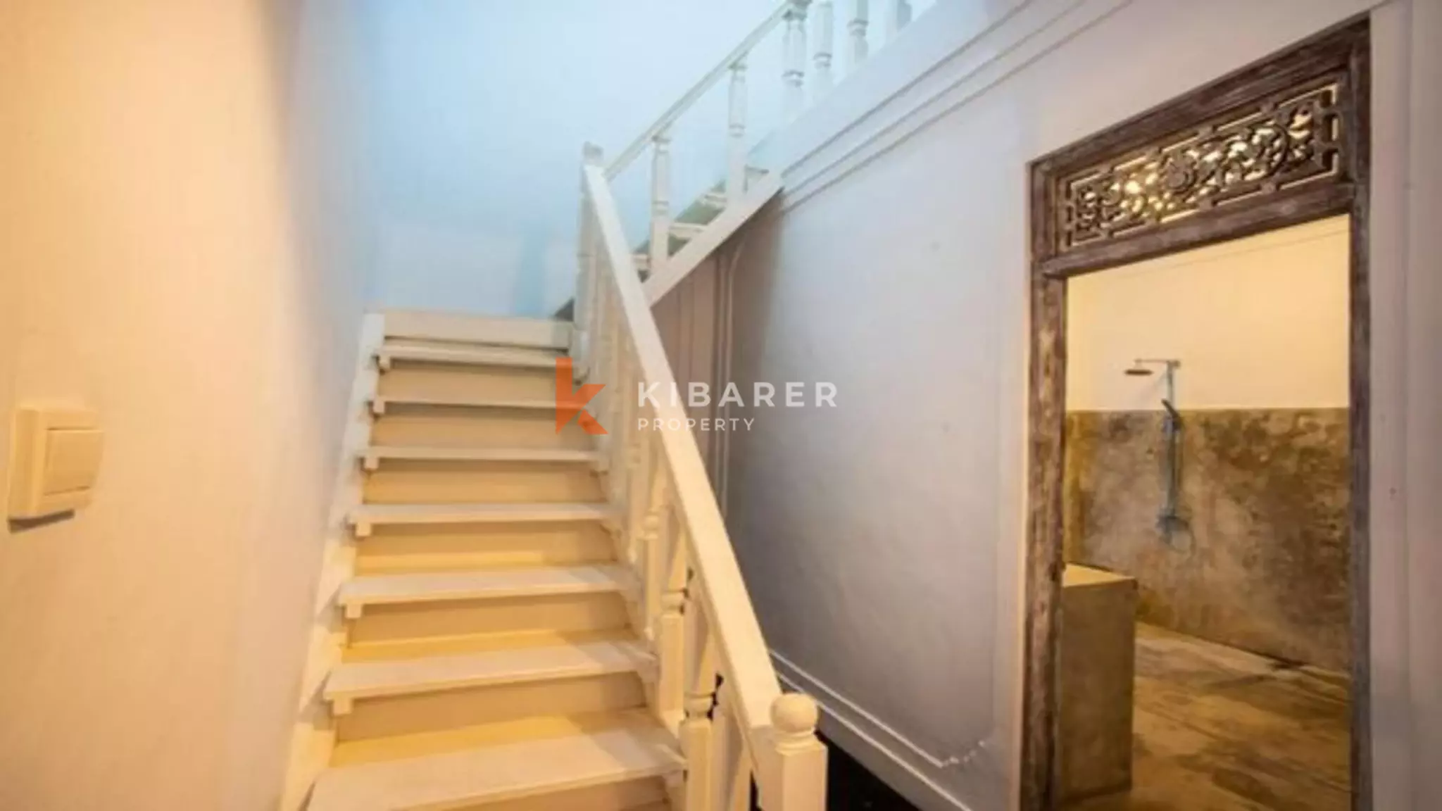 Villa Bali Tiga Kamar Tidur dengan Ruang Tamu Tertutup yang Menakjubkan di Seminyak