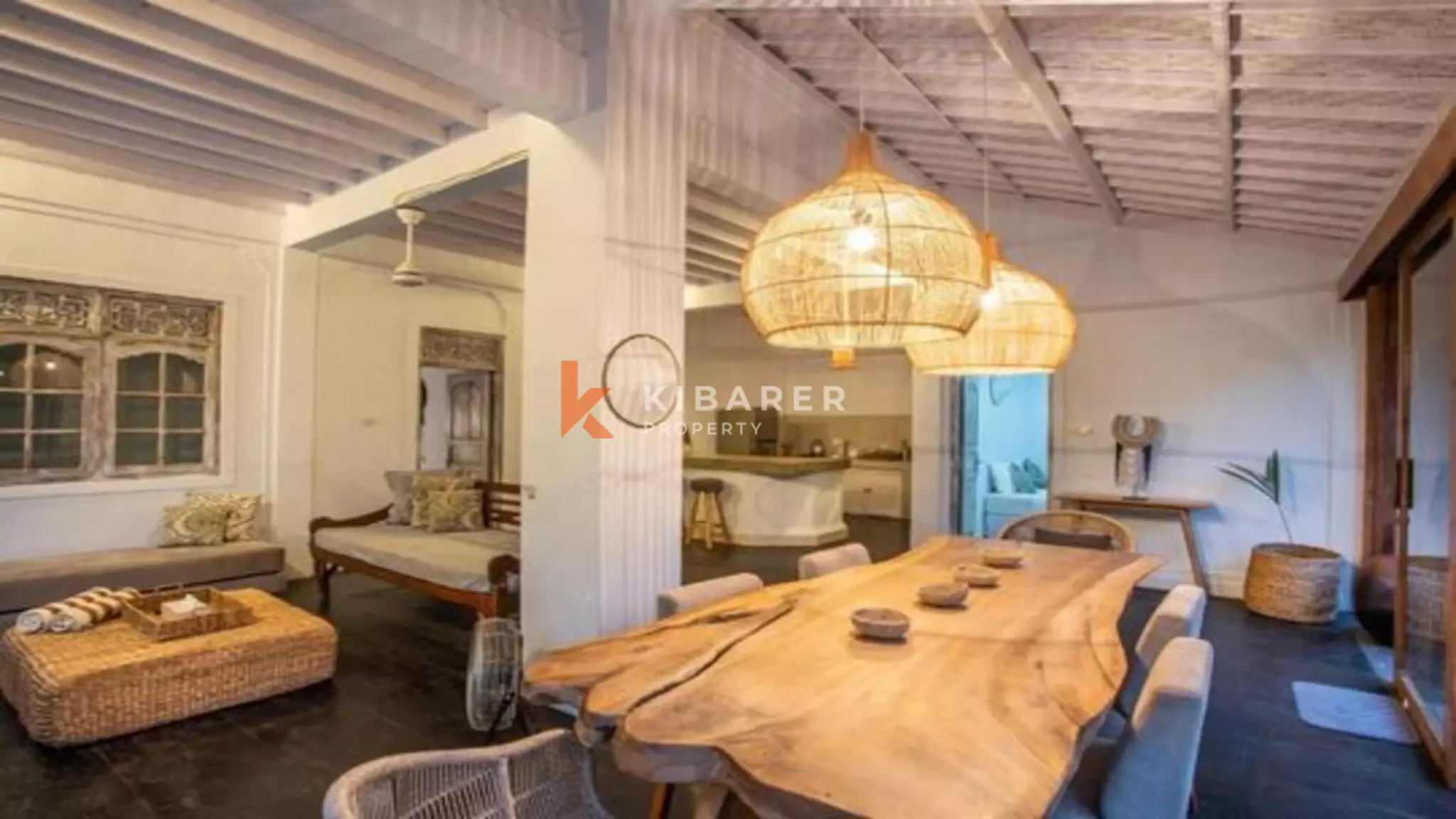 Villa Bali Tiga Kamar Tidur dengan Ruang Tamu Tertutup yang Menakjubkan di Seminyak