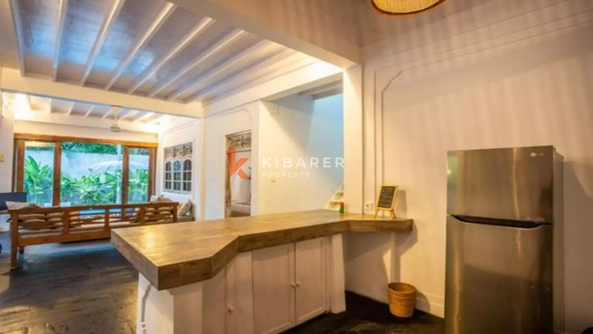 Villa Bali Tiga Kamar Tidur dengan Ruang Tamu Tertutup yang Menakjubkan di Seminyak