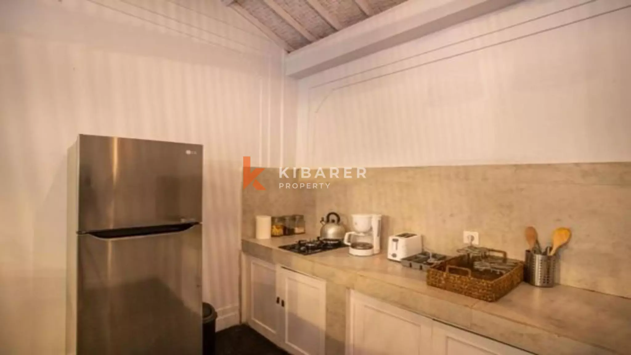 Villa Bali Tiga Kamar Tidur dengan Ruang Tamu Tertutup yang Menakjubkan di Seminyak