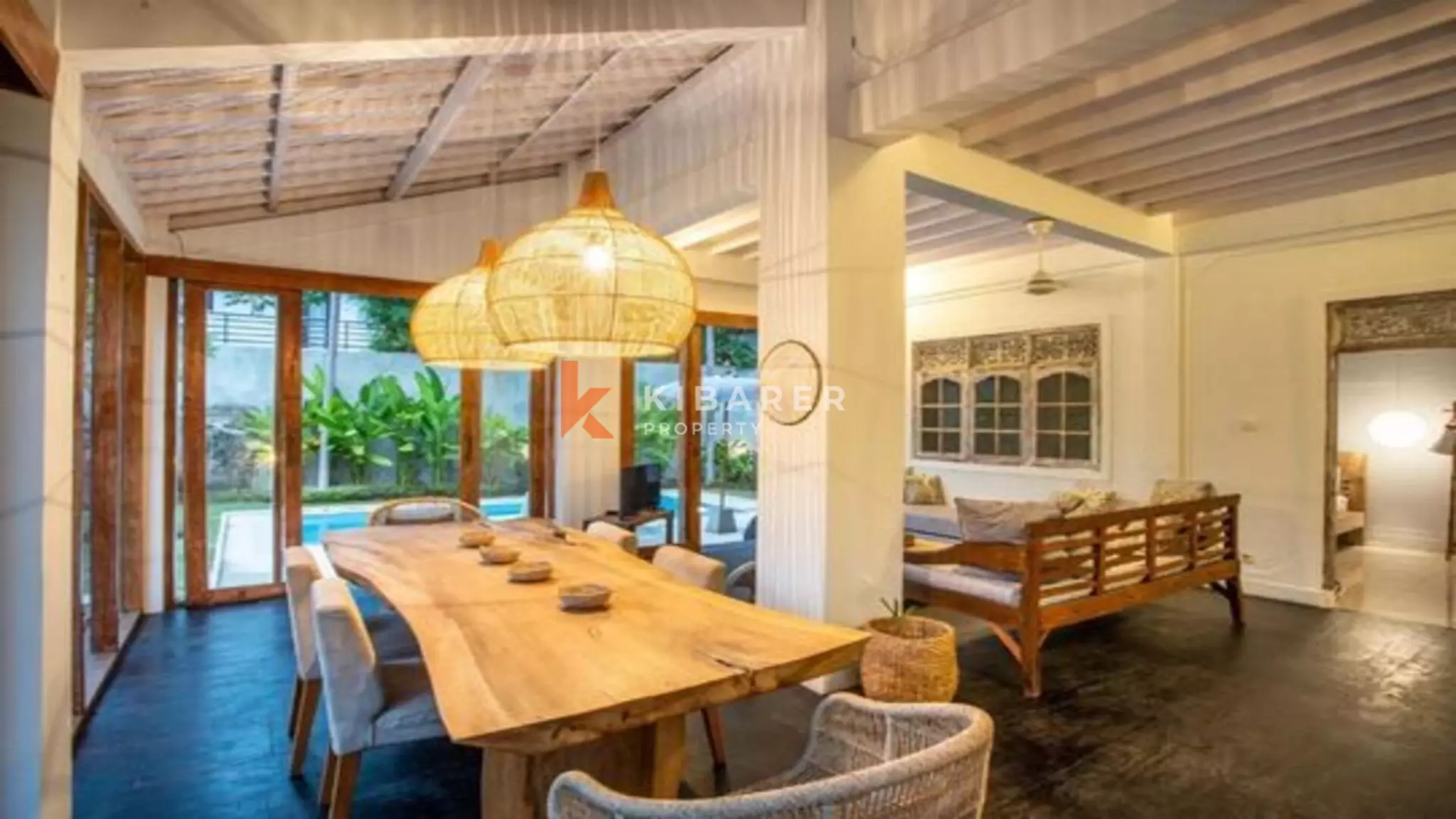 Villa Bali Tiga Kamar Tidur dengan Ruang Tamu Tertutup yang Menakjubkan di Seminyak