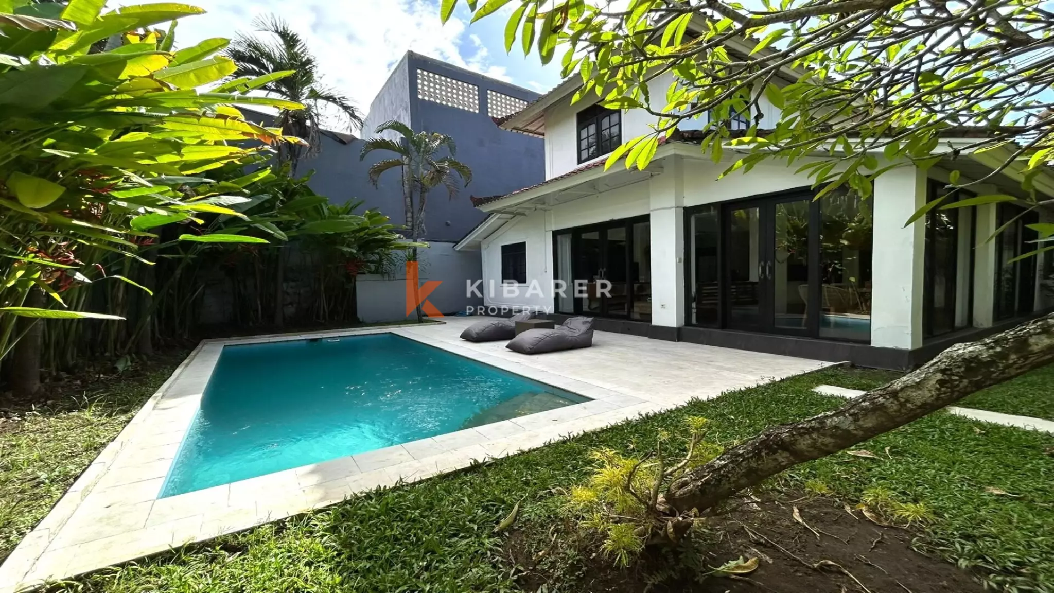 Magnifique villa balinaise de trois chambres avec salon fermé à Seminyak