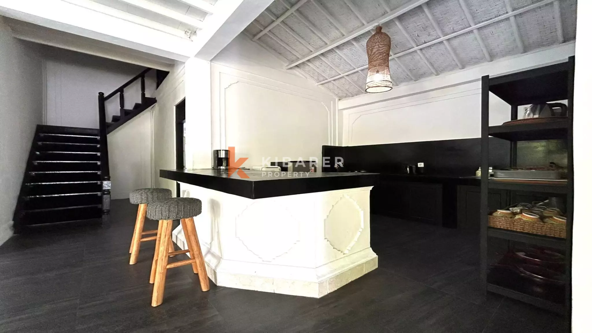 Magnifique villa balinaise de trois chambres avec salon fermé à Seminyak