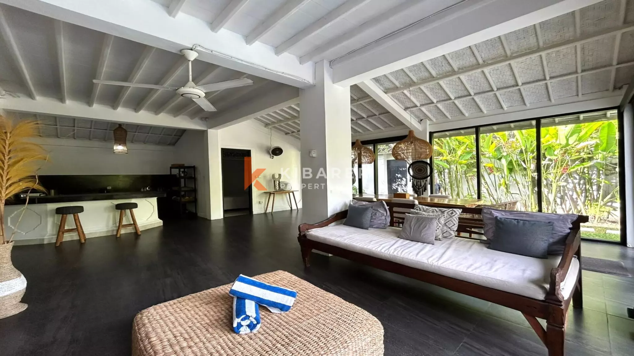 Magnifique villa balinaise de trois chambres avec salon fermé à Seminyak