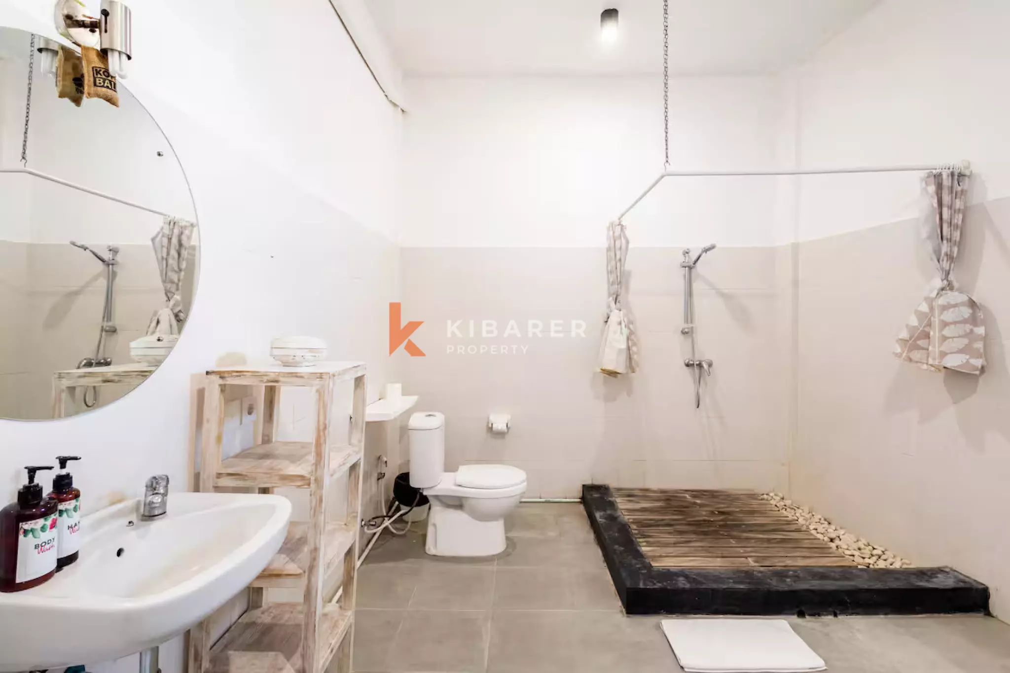 Villa de deux étages à Canggu, trois chambres, avec toit-terrasse