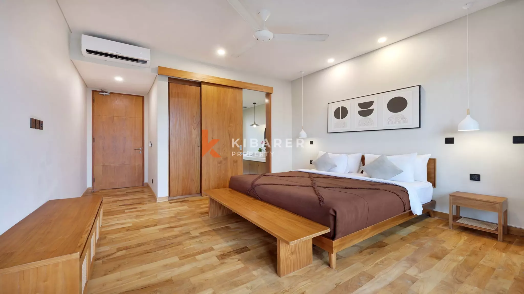 Vila Dua Lantai Empat Kamar Tidur Elegan dengan Rooftop Dekat Pantai Berawa