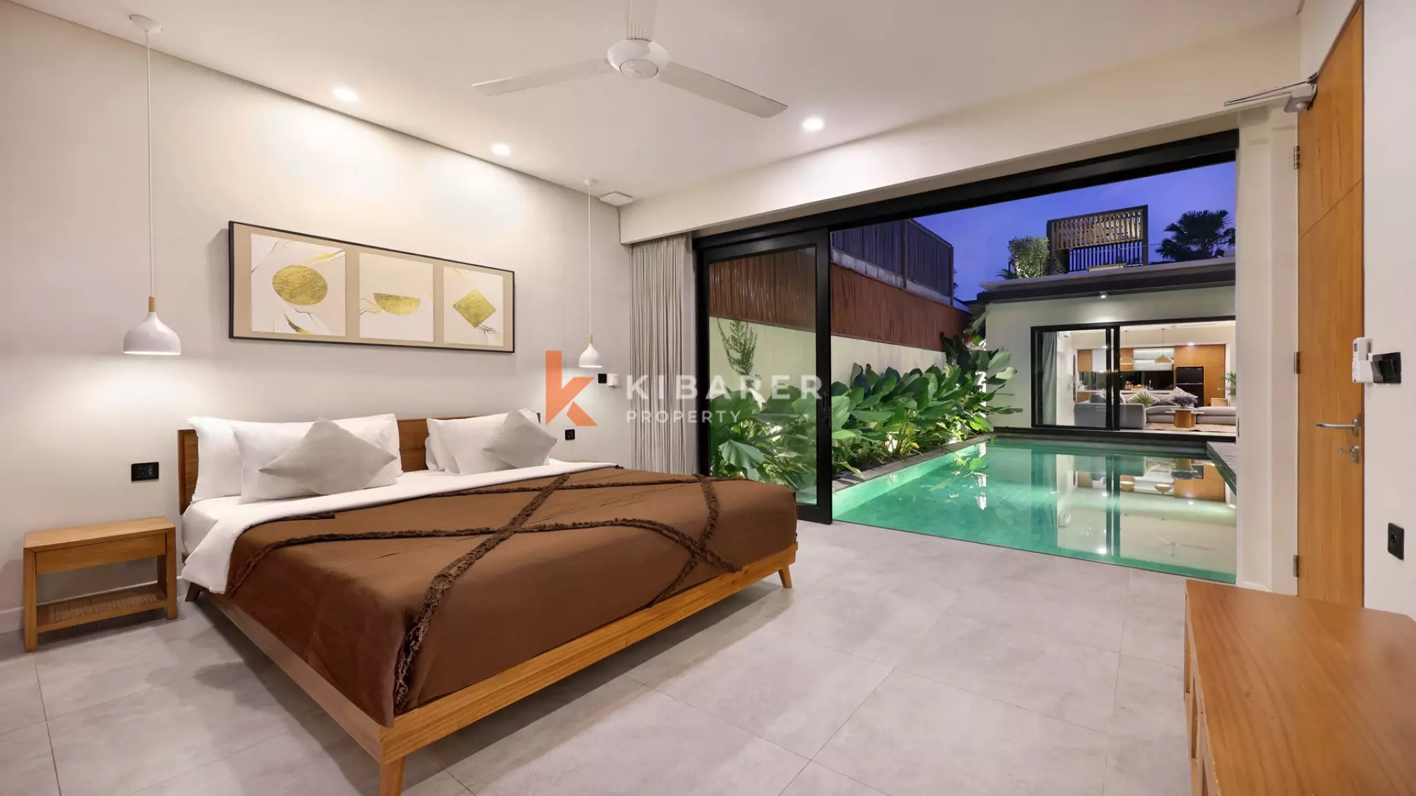 Vila Dua Lantai Empat Kamar Tidur Elegan dengan Rooftop Dekat Pantai Berawa