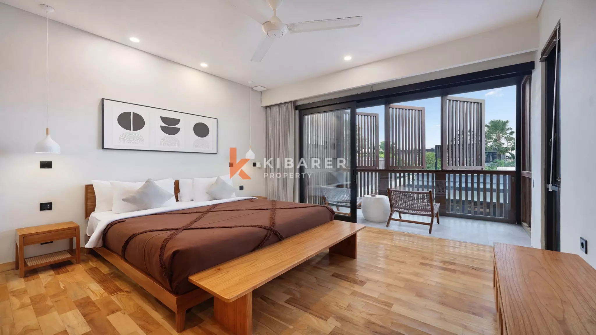 Vila Dua Lantai Empat Kamar Tidur Elegan dengan Rooftop Dekat Pantai Berawa