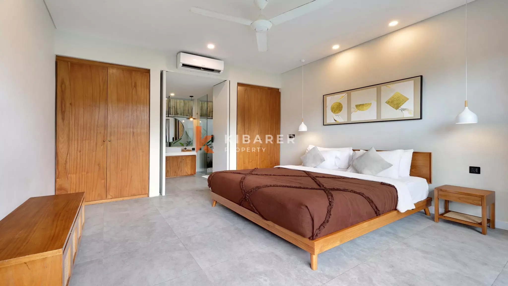 Vila Dua Lantai Empat Kamar Tidur Elegan dengan Rooftop Dekat Pantai Berawa