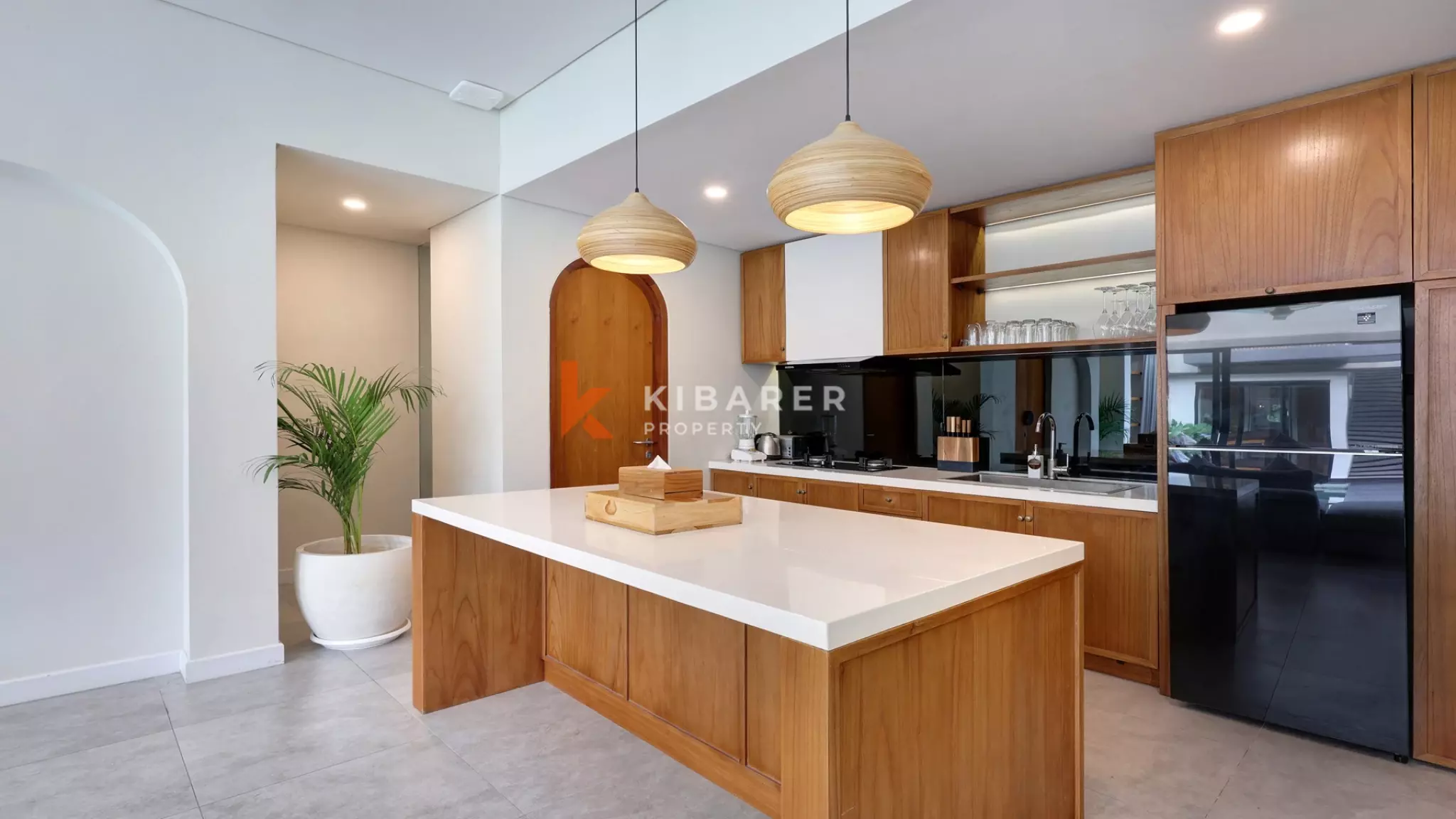 Vila Dua Lantai Empat Kamar Tidur Elegan dengan Rooftop Dekat Pantai Berawa