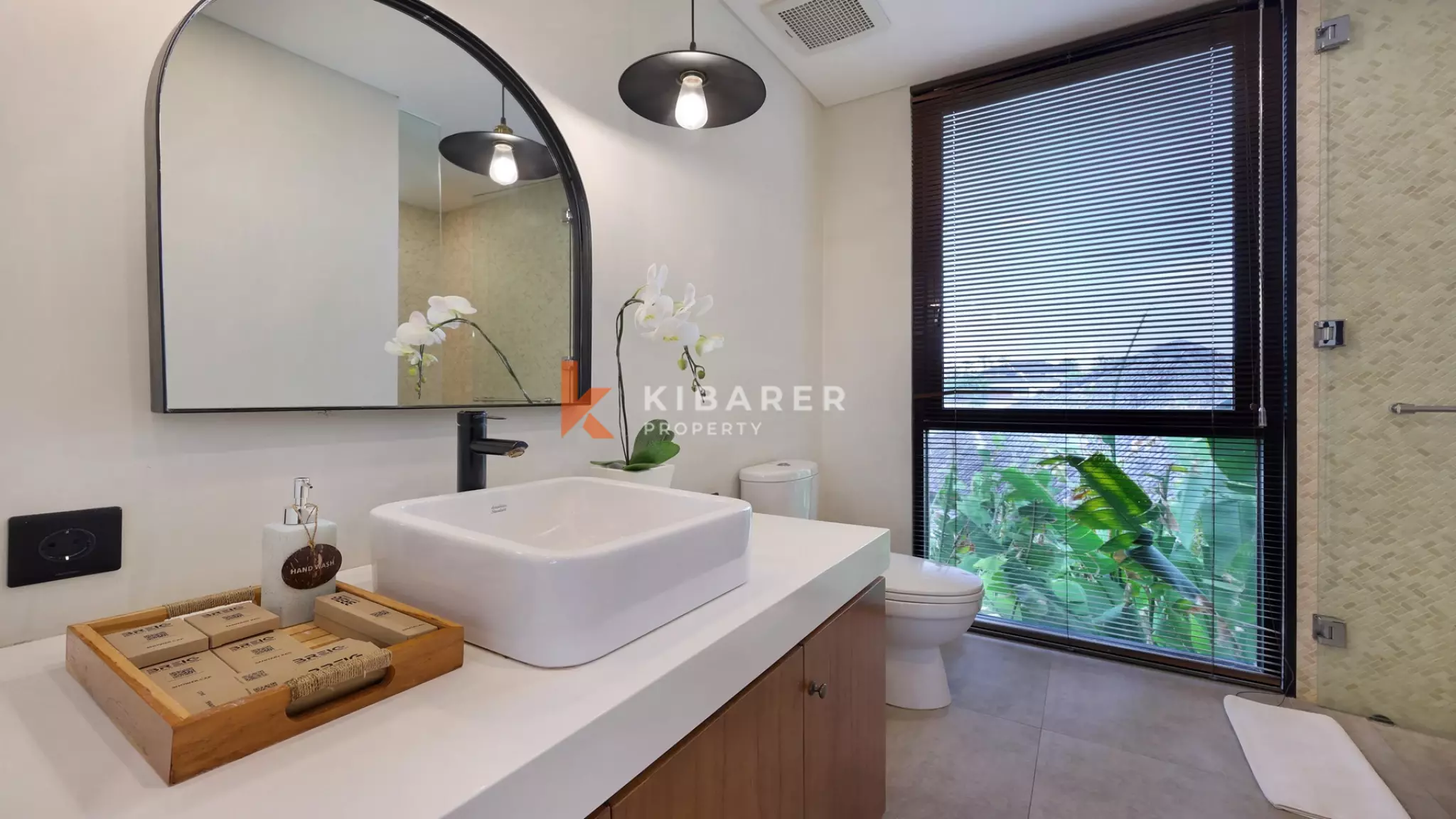 Vila Dua Lantai Empat Kamar Tidur Elegan dengan Rooftop Dekat Pantai Berawa