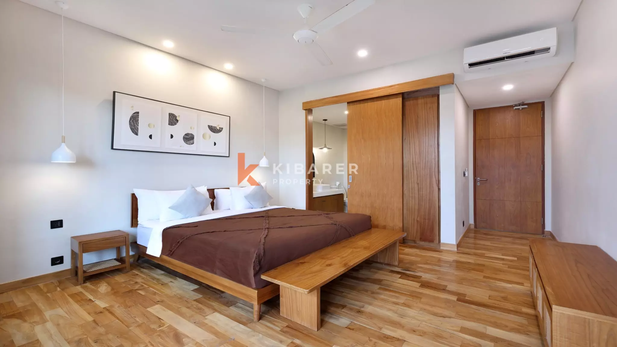 Vila Dua Lantai Empat Kamar Tidur Elegan dengan Rooftop Dekat Pantai Berawa