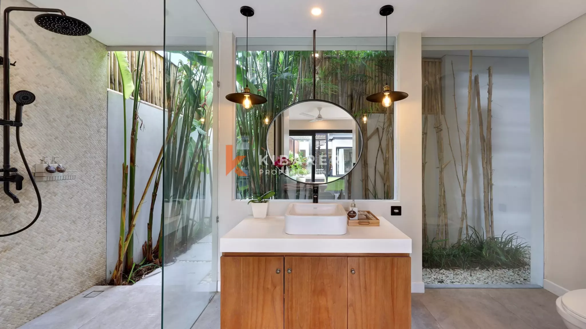 Vila Dua Lantai Empat Kamar Tidur Elegan dengan Rooftop Dekat Pantai Berawa